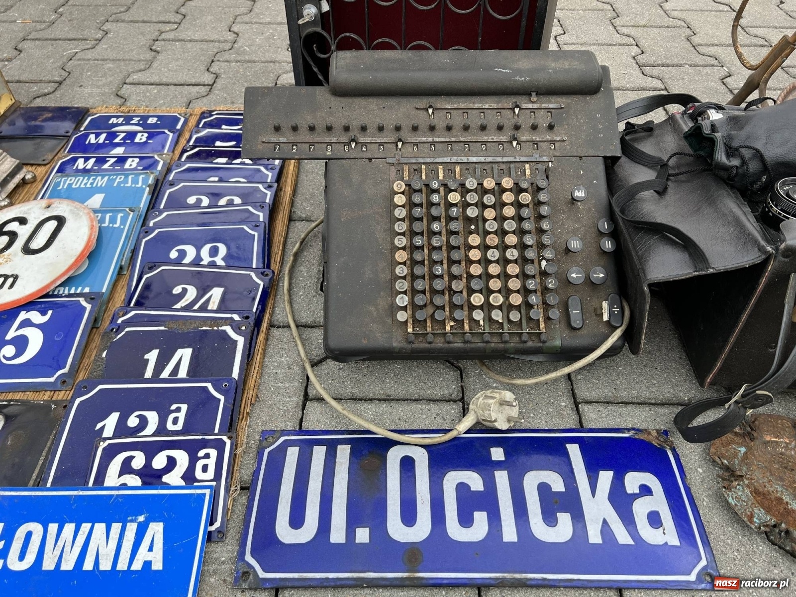 Zdjęcie w galerii na portalu naszraciborz.pl: Starocie i konie. Kwietniowy targ w Pietrowicach Wielkich wiadomości z regionu