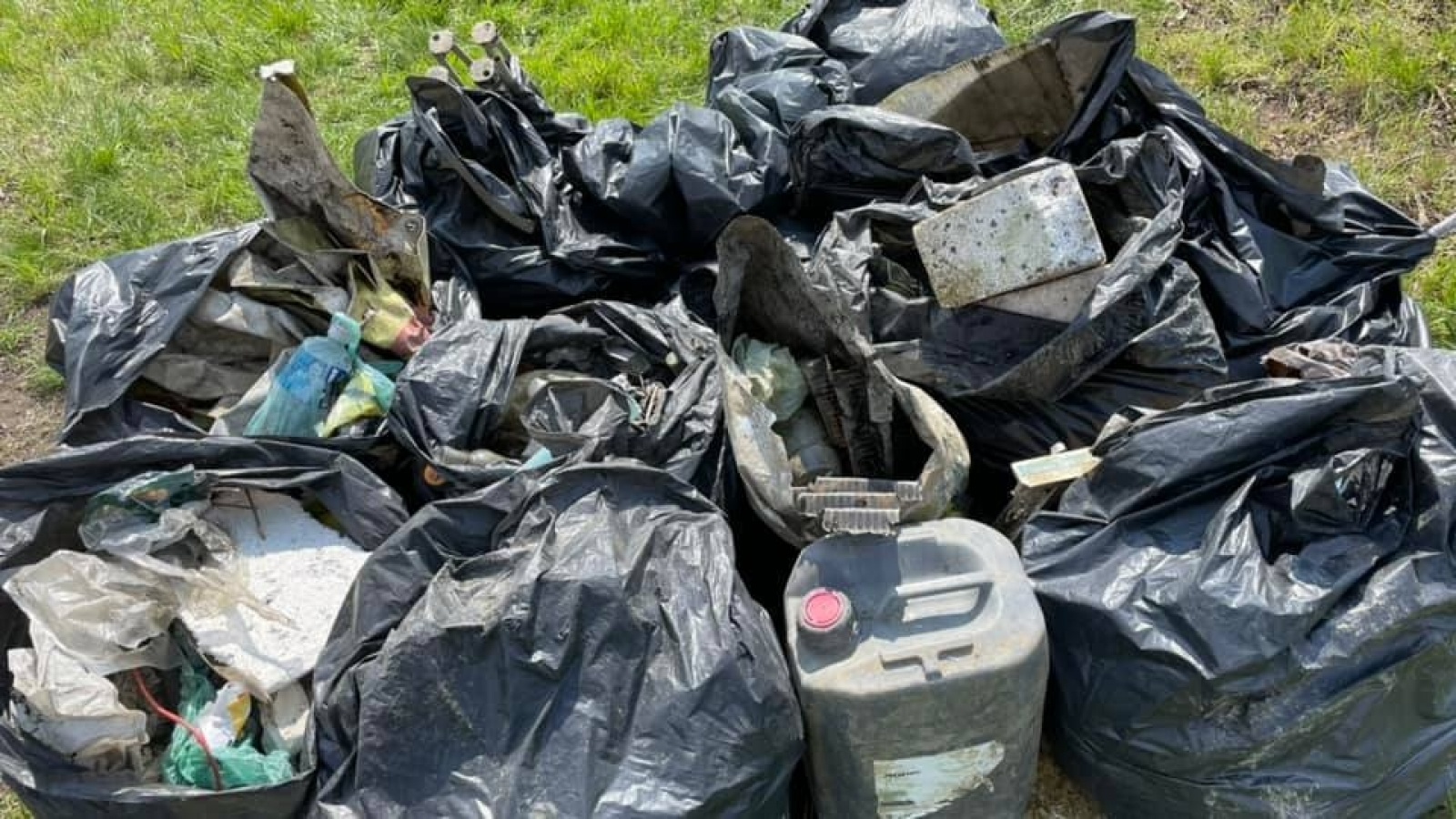 Zdjęcie w galerii na portalu naszraciborz.pl: Kuźniański MOW w akcji Czysta Odra [FOTO] wiadomości z regionu
