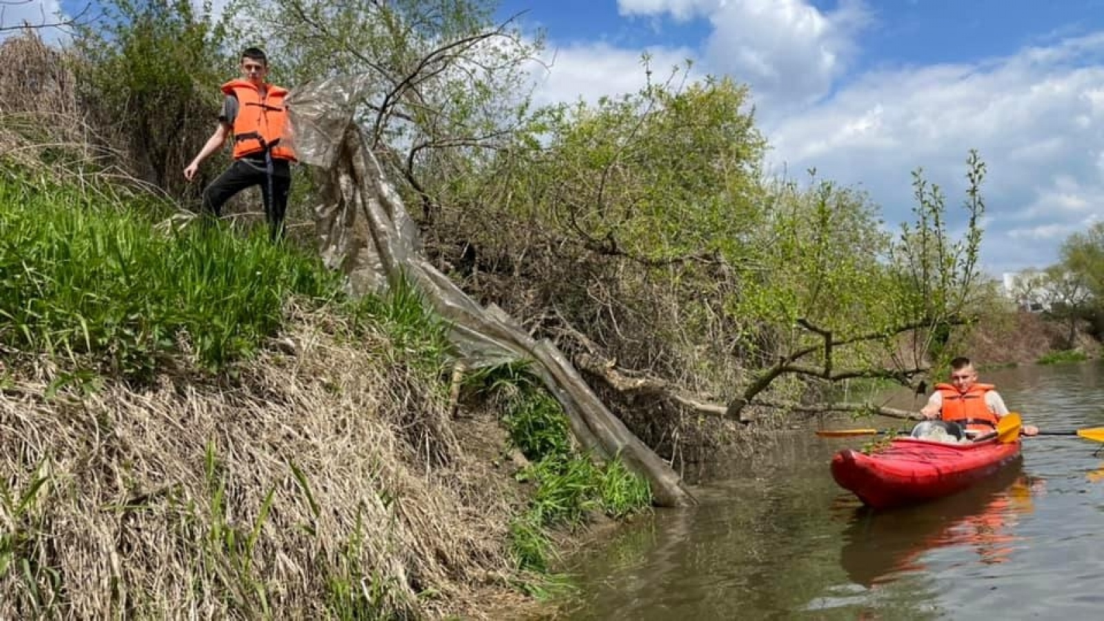 Zdjęcie w galerii na portalu naszraciborz.pl: Kuźniański MOW w akcji Czysta Odra [FOTO] wiadomości z regionu