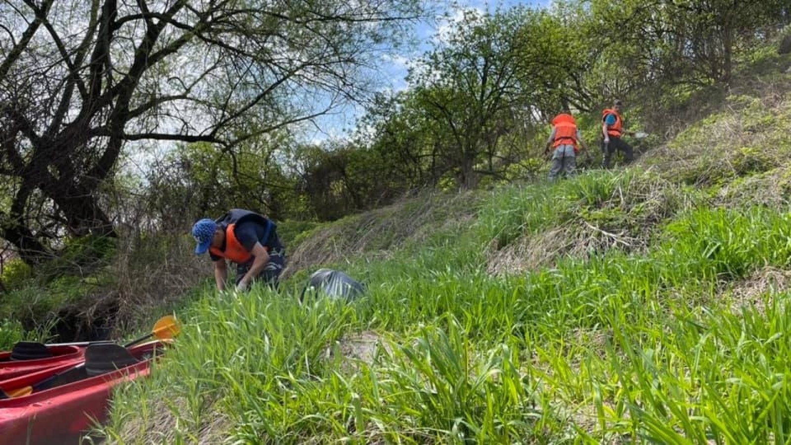 Zdjęcie w galerii na portalu naszraciborz.pl: Kuźniański MOW w akcji Czysta Odra [FOTO] wiadomości z regionu