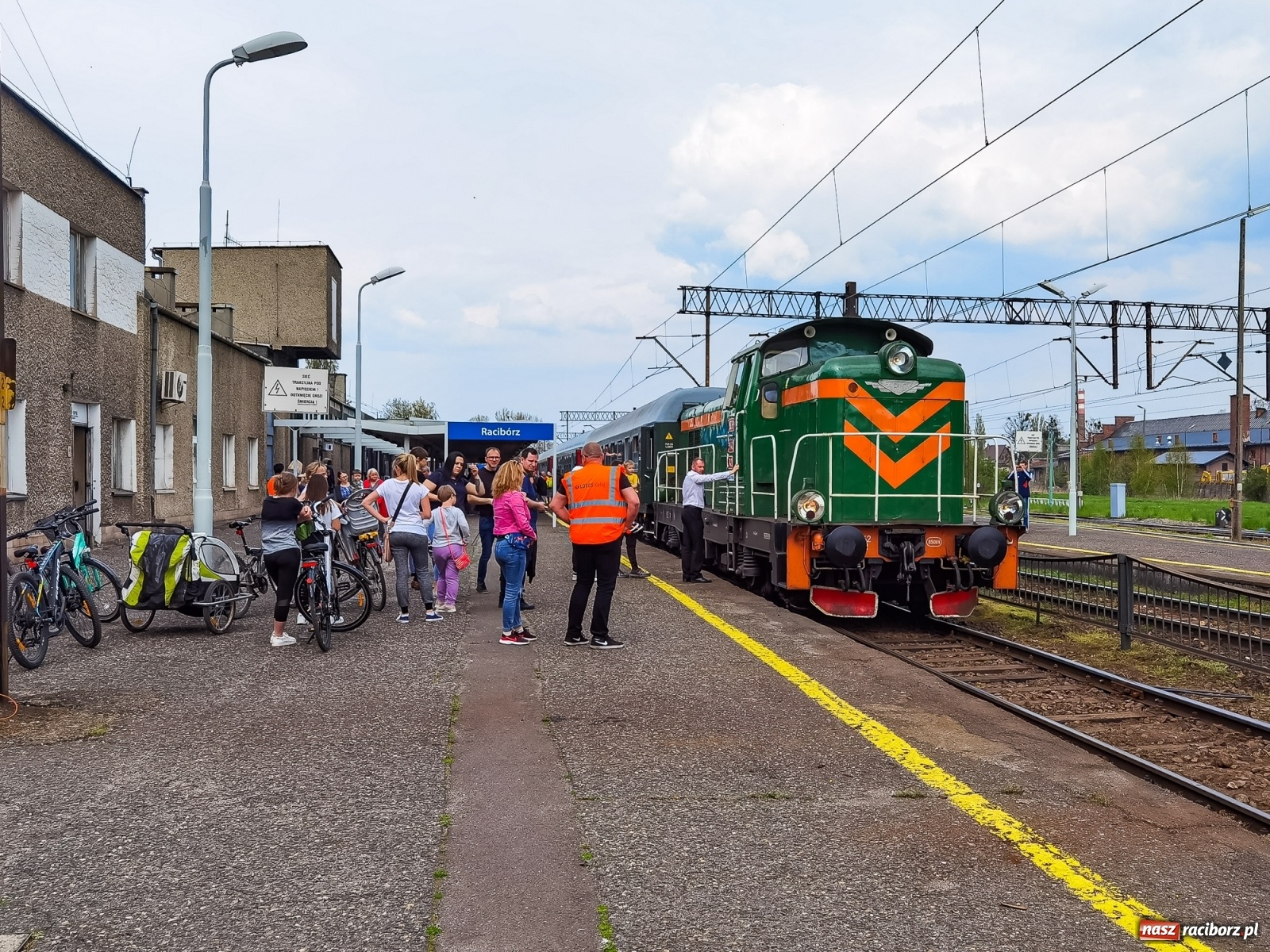 Zdjęcie w galerii na portalu naszraciborz.pl: Żwirkiem do Baborowa. Zabytkowy pociąg w trasie [FOTO i WIDEO] wiadomości z regionu