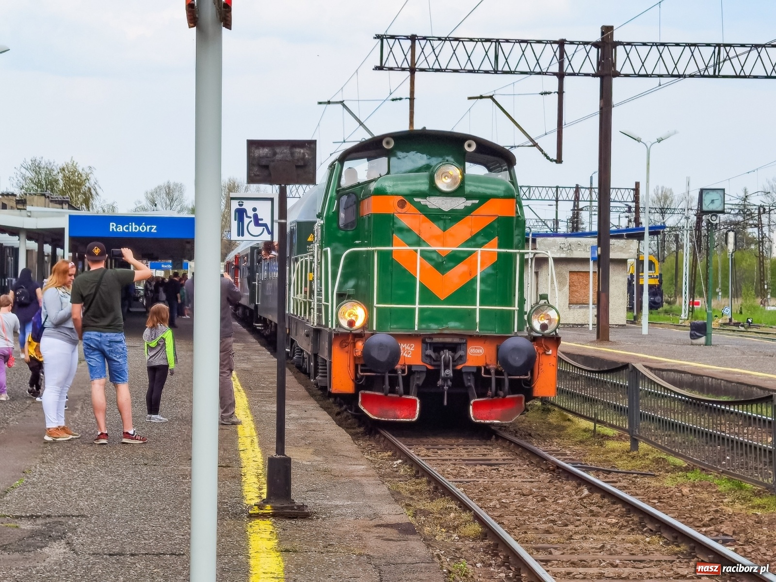Zdjęcie w galerii na portalu naszraciborz.pl: Żwirkiem do Baborowa. Zabytkowy pociąg w trasie [FOTO i WIDEO] wiadomości z regionu