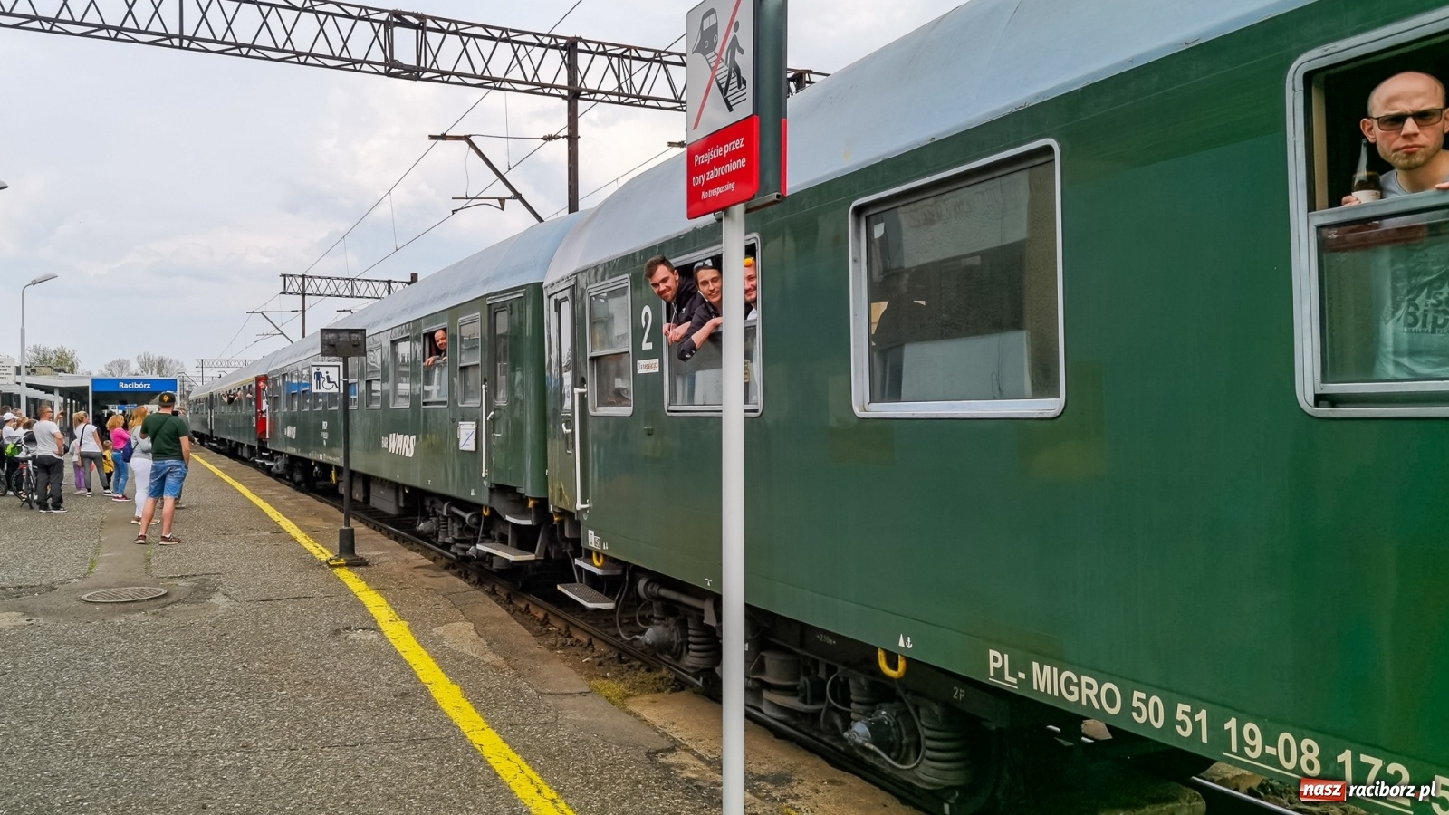 Zdjęcie w galerii na portalu naszraciborz.pl: Żwirkiem do Baborowa. Zabytkowy pociąg w trasie [FOTO i WIDEO] wiadomości z regionu