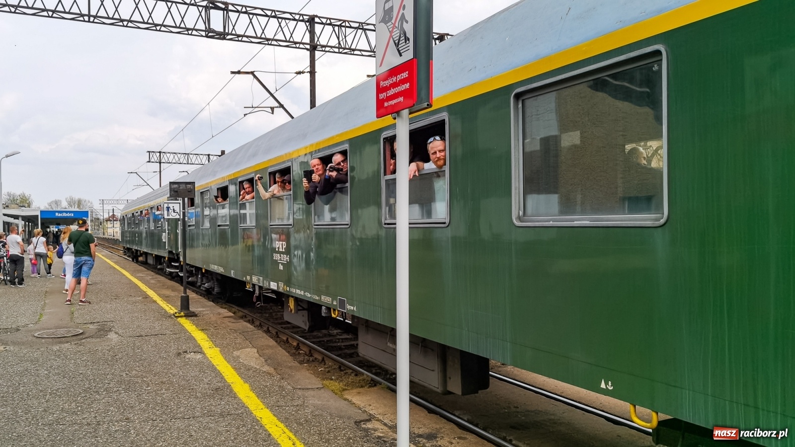 Zdjęcie w galerii na portalu naszraciborz.pl: Żwirkiem do Baborowa. Zabytkowy pociąg w trasie [FOTO i WIDEO] wiadomości z regionu