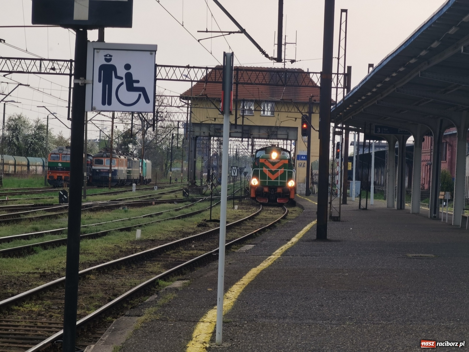 Zdjęcie w galerii na portalu naszraciborz.pl: Żwirkiem do Baborowa. Zabytkowy pociąg w trasie [FOTO i WIDEO] wiadomości z regionu