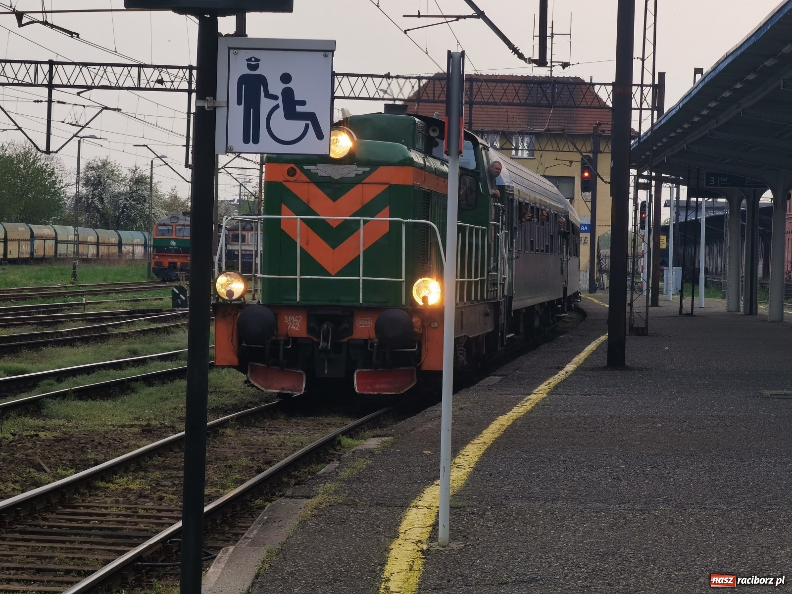 Zdjęcie w galerii na portalu naszraciborz.pl: Żwirkiem do Baborowa. Zabytkowy pociąg w trasie [FOTO i WIDEO] wiadomości z regionu