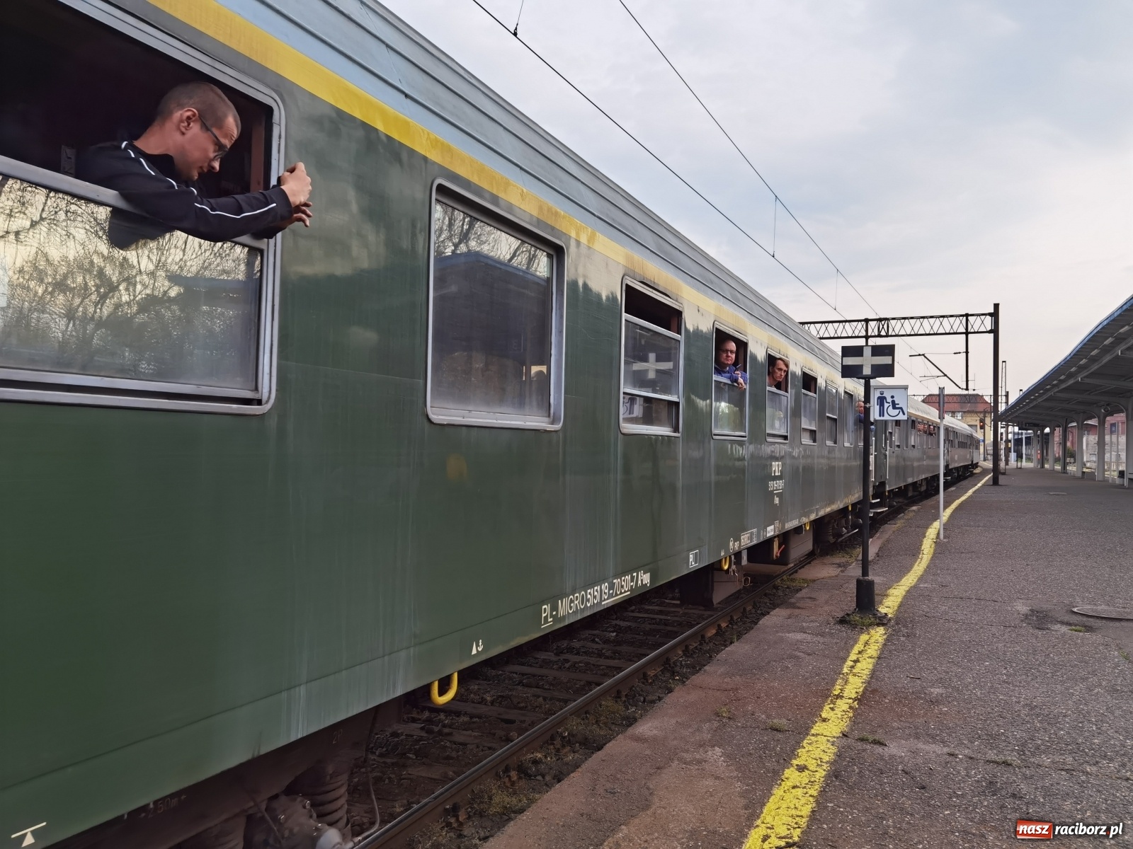 Zdjęcie w galerii na portalu naszraciborz.pl: Żwirkiem do Baborowa. Zabytkowy pociąg w trasie [FOTO i WIDEO] wiadomości z regionu
