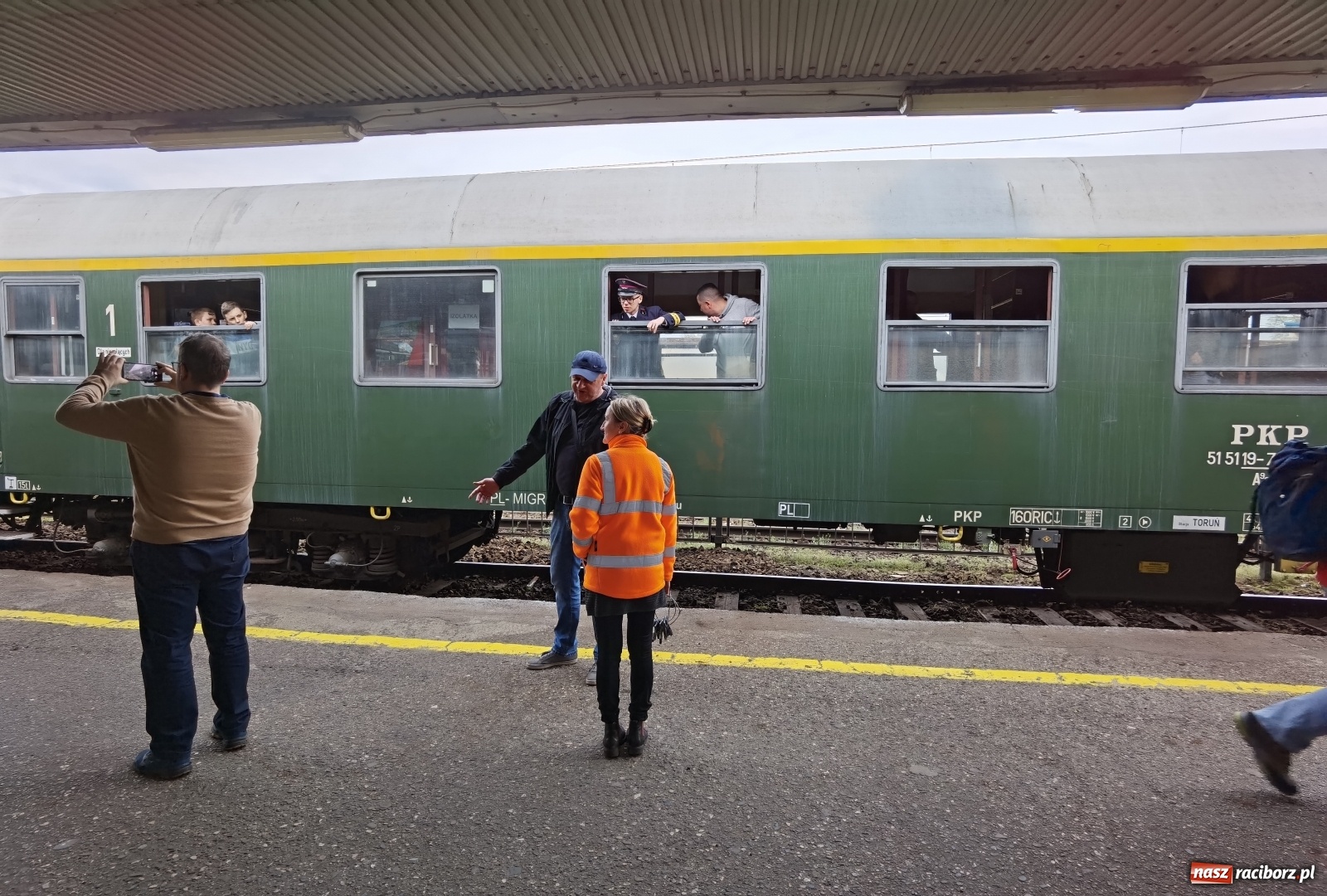 Zdjęcie w galerii na portalu naszraciborz.pl: Żwirkiem do Baborowa. Zabytkowy pociąg w trasie [FOTO i WIDEO] wiadomości z regionu