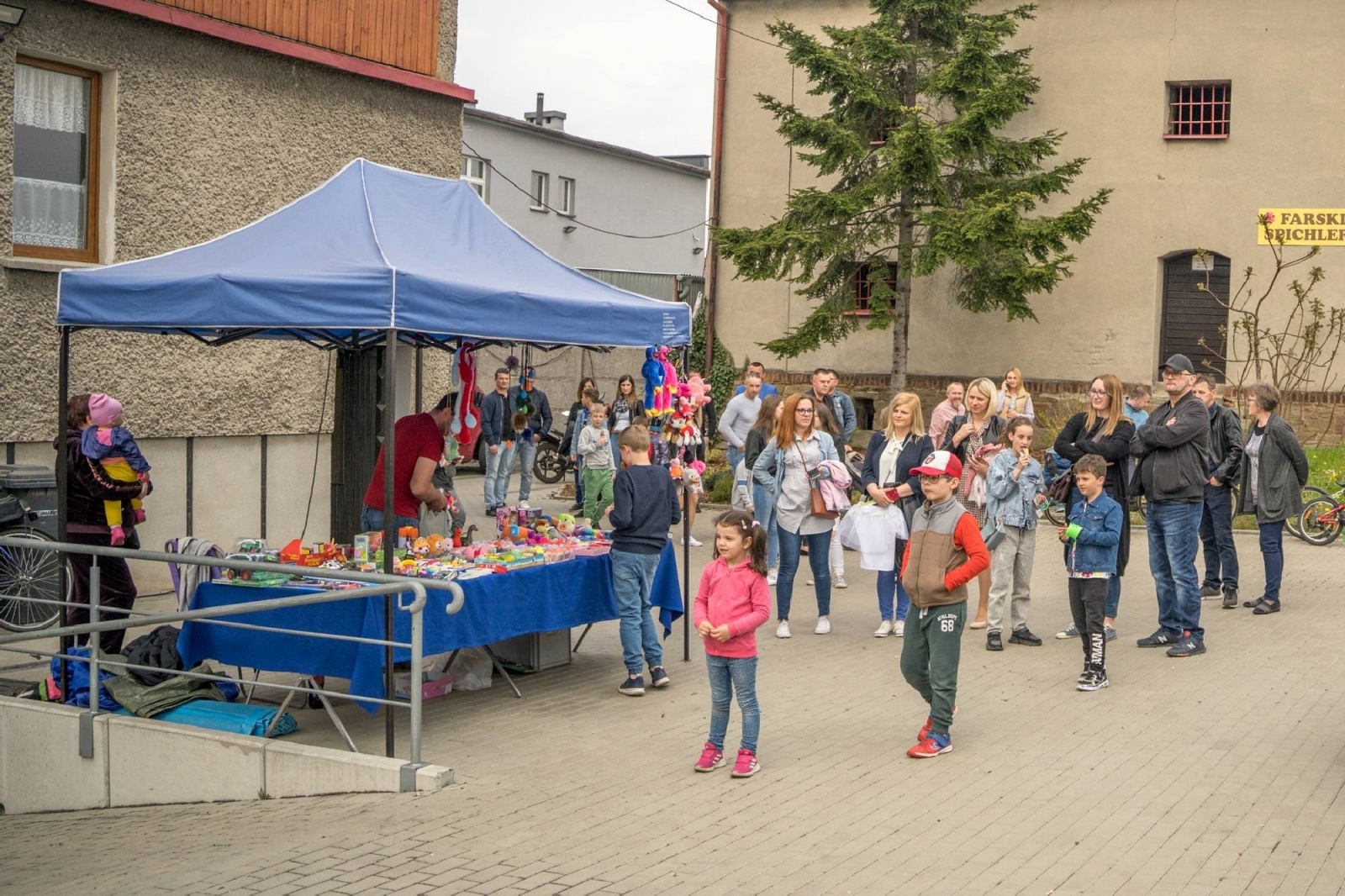Zdjęcie w galerii na portalu naszraciborz.pl: Majówka na farskim placu w Krzanowicach [FOTO] wiadomości z regionu