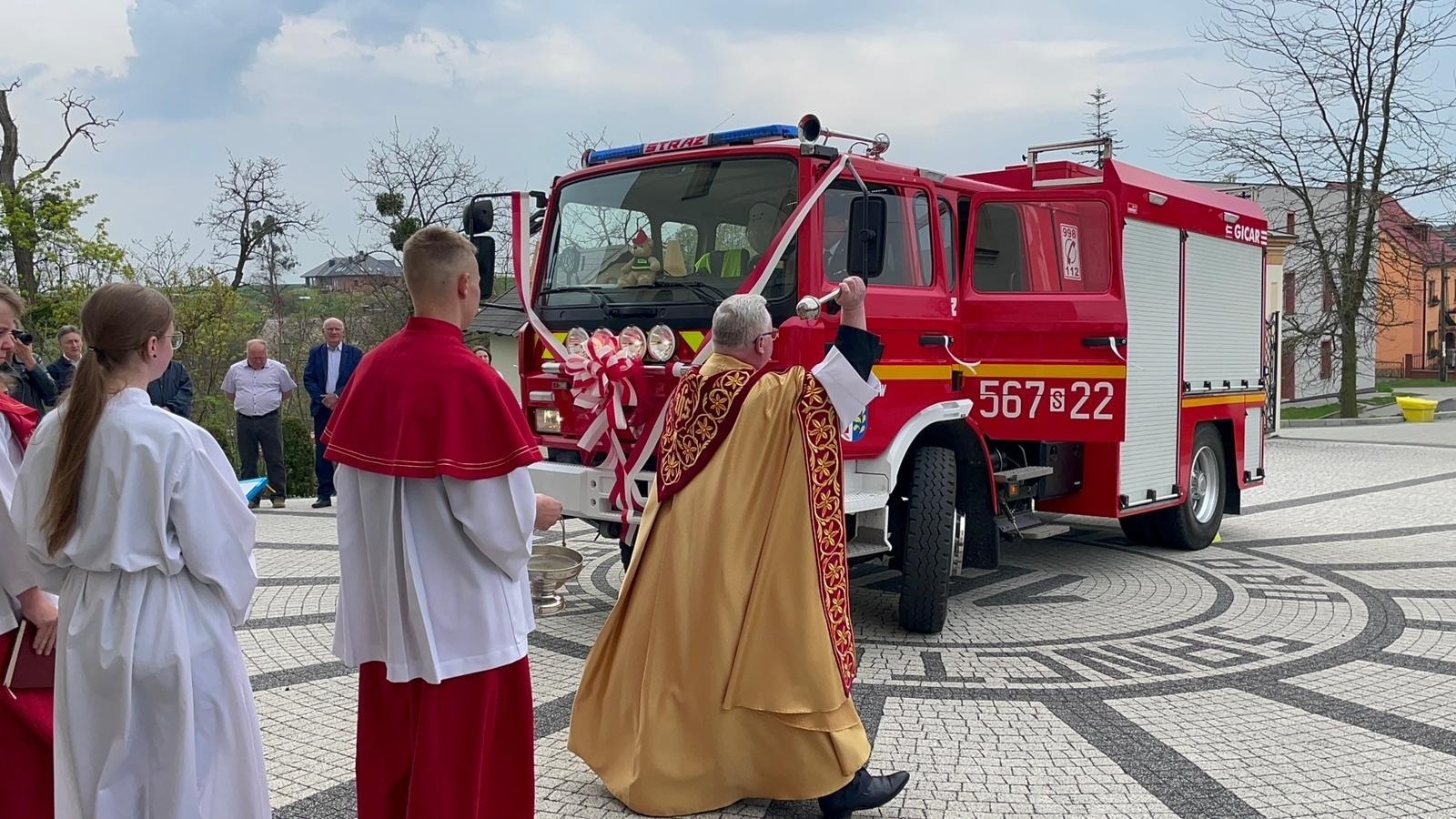 Zdjęcie w galerii na portalu naszraciborz.pl: Bogu na chwałę, bliźnim na ratunek. W Sławikowie poświęcono nowy wóz strażacki wiadomości z regionu
