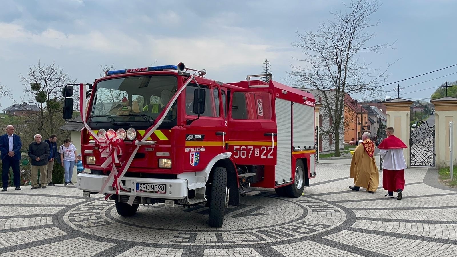 Zdjęcie w galerii na portalu naszraciborz.pl: Bogu na chwałę, bliźnim na ratunek. W Sławikowie poświęcono nowy wóz strażacki wiadomości z regionu