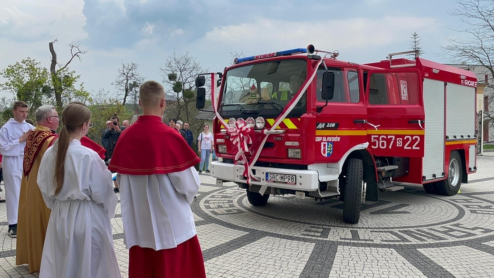 Zdjęcie w galerii na portalu naszraciborz.pl: Bogu na chwałę, bliźnim na ratunek. W Sławikowie poświęcono nowy wóz strażacki wiadomości z regionu
