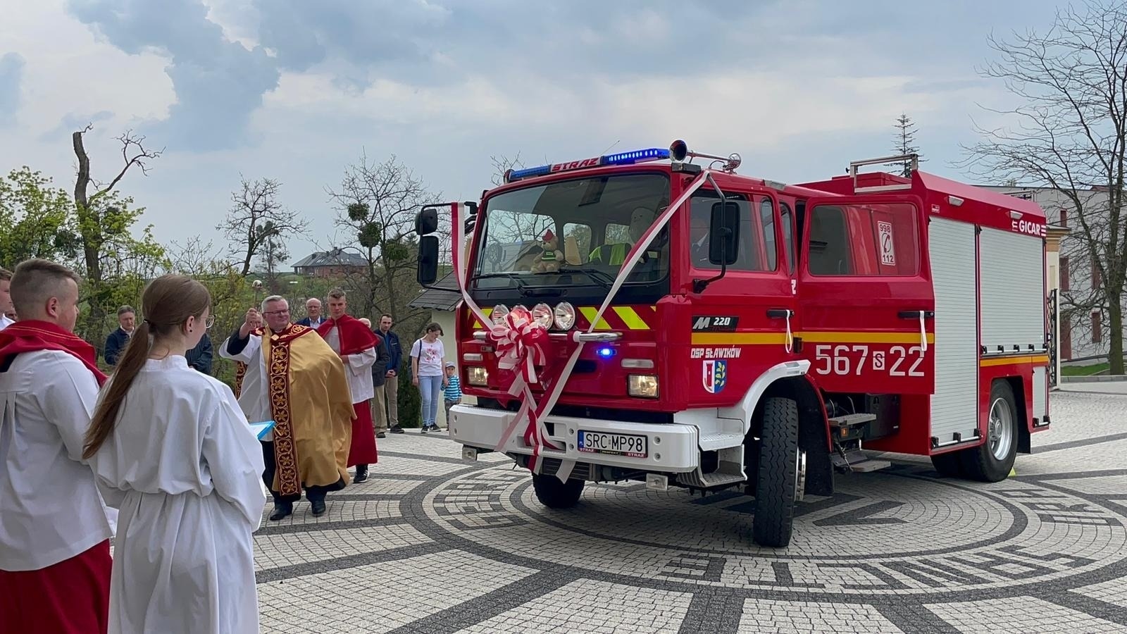 Zdjęcie w galerii na portalu naszraciborz.pl: Bogu na chwałę, bliźnim na ratunek. W Sławikowie poświęcono nowy wóz strażacki wiadomości z regionu