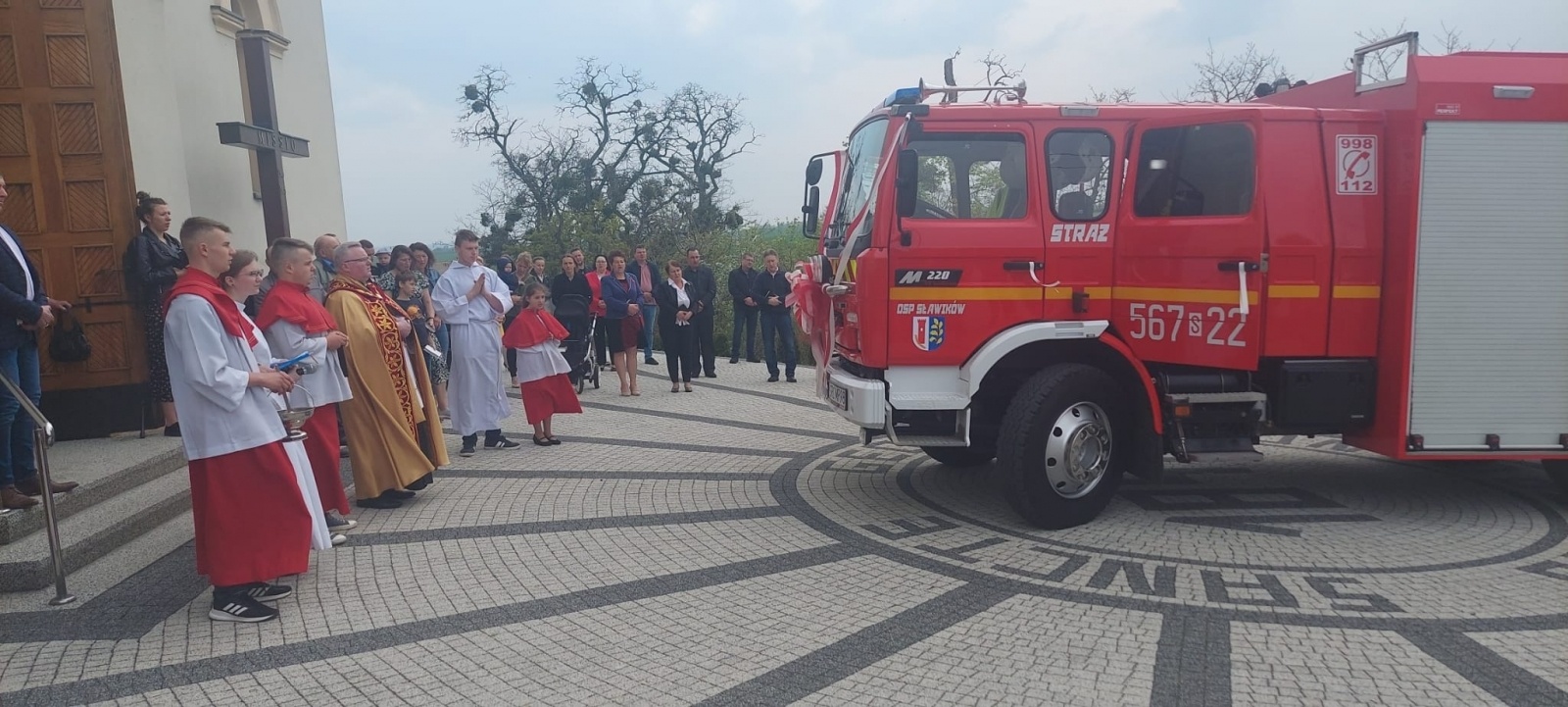 Zdjęcie w galerii na portalu naszraciborz.pl: Bogu na chwałę, bliźnim na ratunek. W Sławikowie poświęcono nowy wóz strażacki wiadomości z regionu