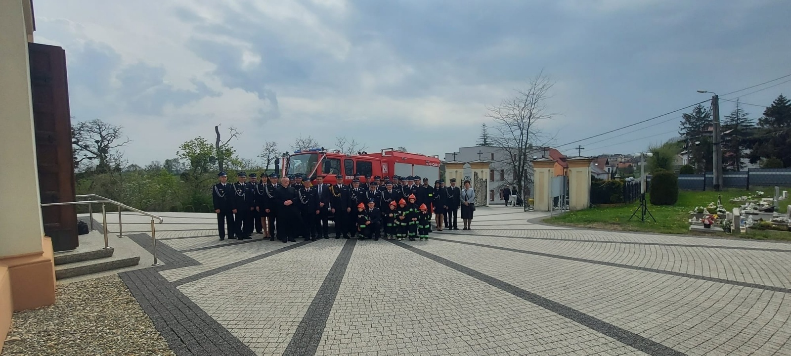 Zdjęcie w galerii na portalu naszraciborz.pl: Bogu na chwałę, bliźnim na ratunek. W Sławikowie poświęcono nowy wóz strażacki wiadomości z regionu