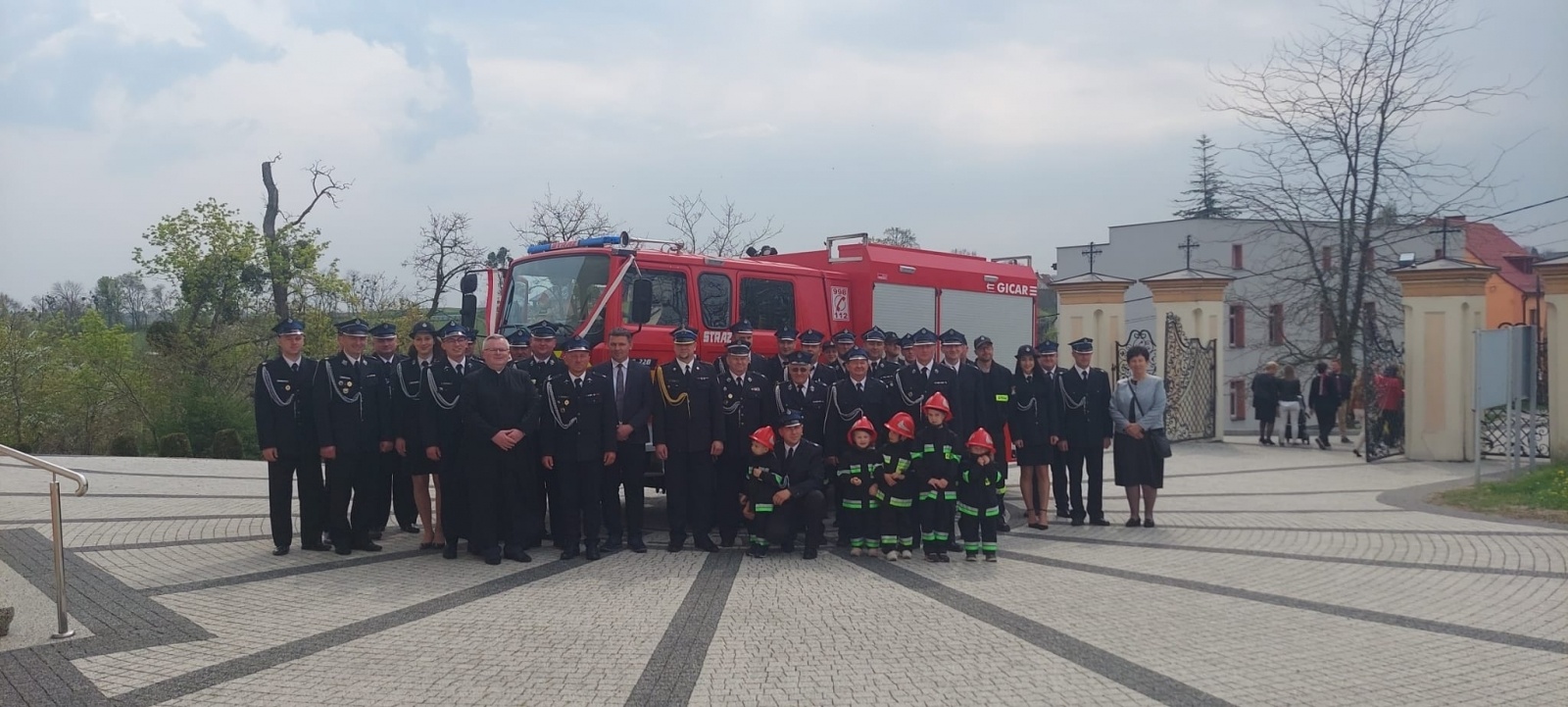 Zdjęcie w galerii na portalu naszraciborz.pl: Bogu na chwałę, bliźnim na ratunek. W Sławikowie poświęcono nowy wóz strażacki wiadomości z regionu