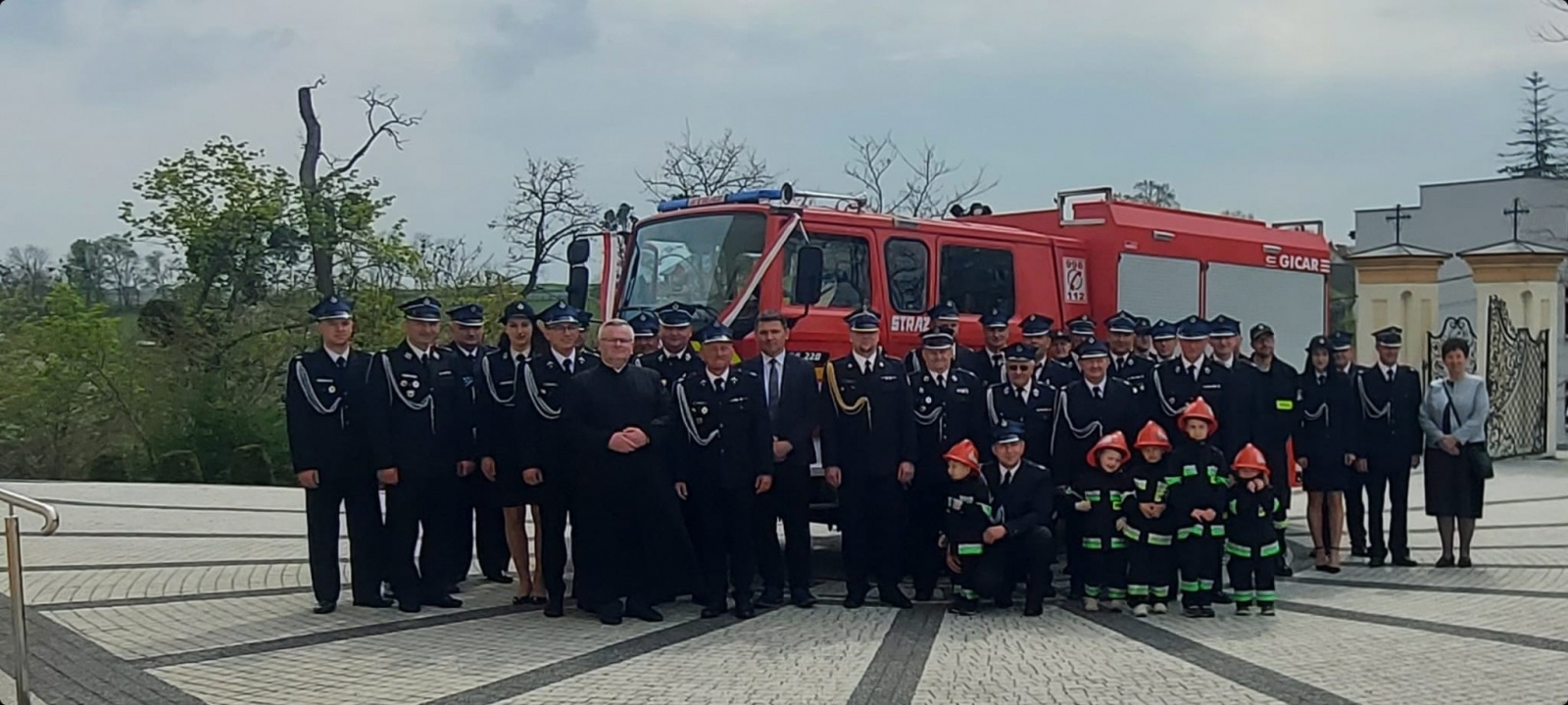 Zdjęcie w galerii na portalu naszraciborz.pl: Bogu na chwałę, bliźnim na ratunek. W Sławikowie poświęcono nowy wóz strażacki wiadomości z regionu