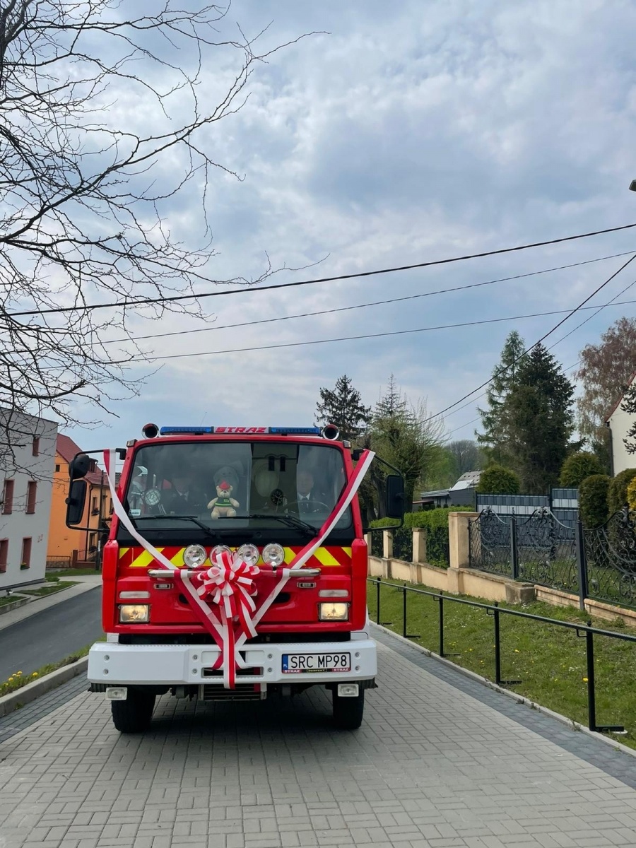 Zdjęcie w galerii na portalu naszraciborz.pl: Bogu na chwałę, bliźnim na ratunek. W Sławikowie poświęcono nowy wóz strażacki wiadomości z regionu