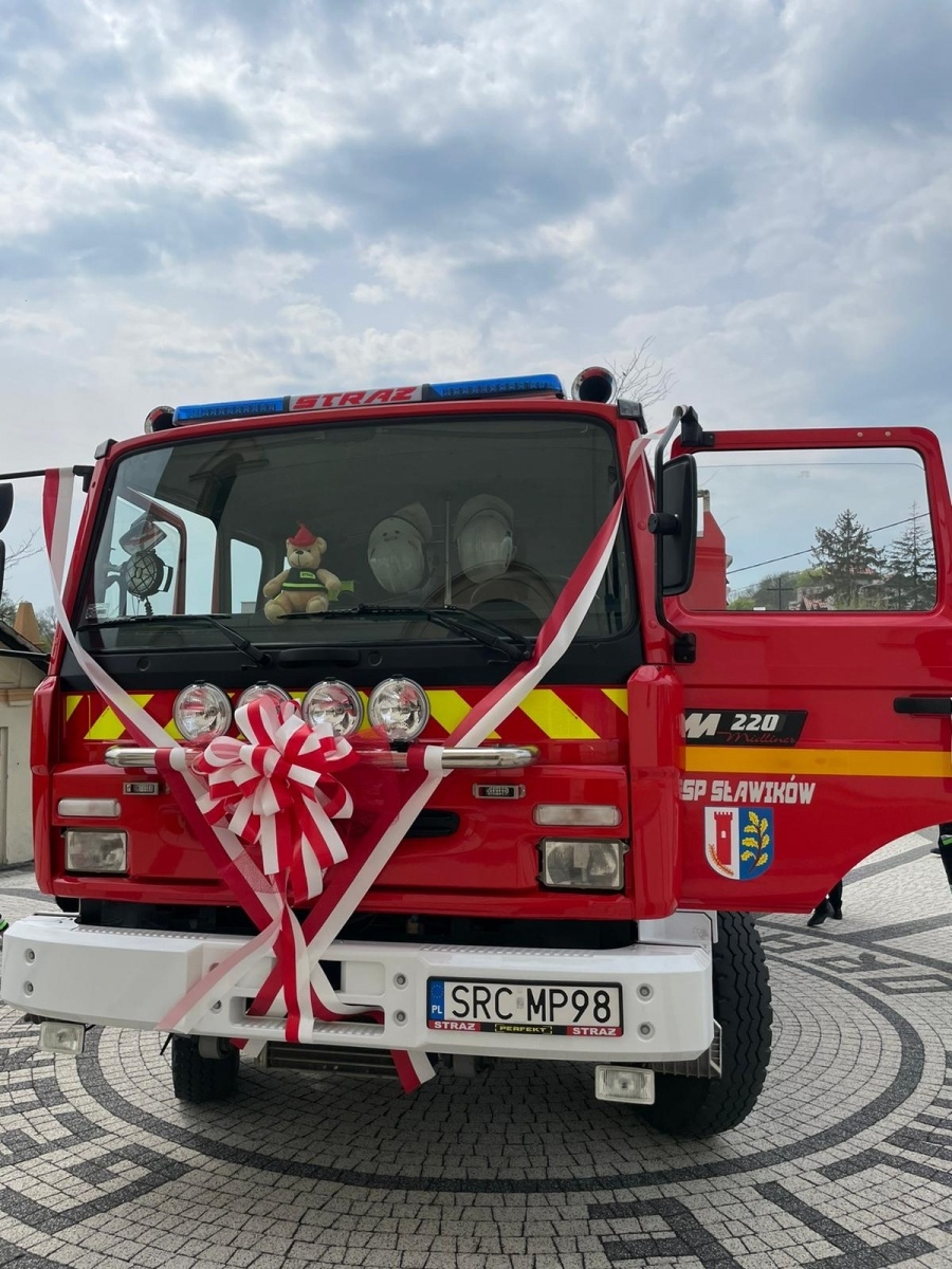 Zdjęcie w galerii na portalu naszraciborz.pl: Bogu na chwałę, bliźnim na ratunek. W Sławikowie poświęcono nowy wóz strażacki wiadomości z regionu