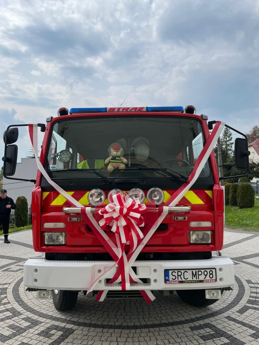 Zdjęcie w galerii na portalu naszraciborz.pl: Bogu na chwałę, bliźnim na ratunek. W Sławikowie poświęcono nowy wóz strażacki wiadomości z regionu