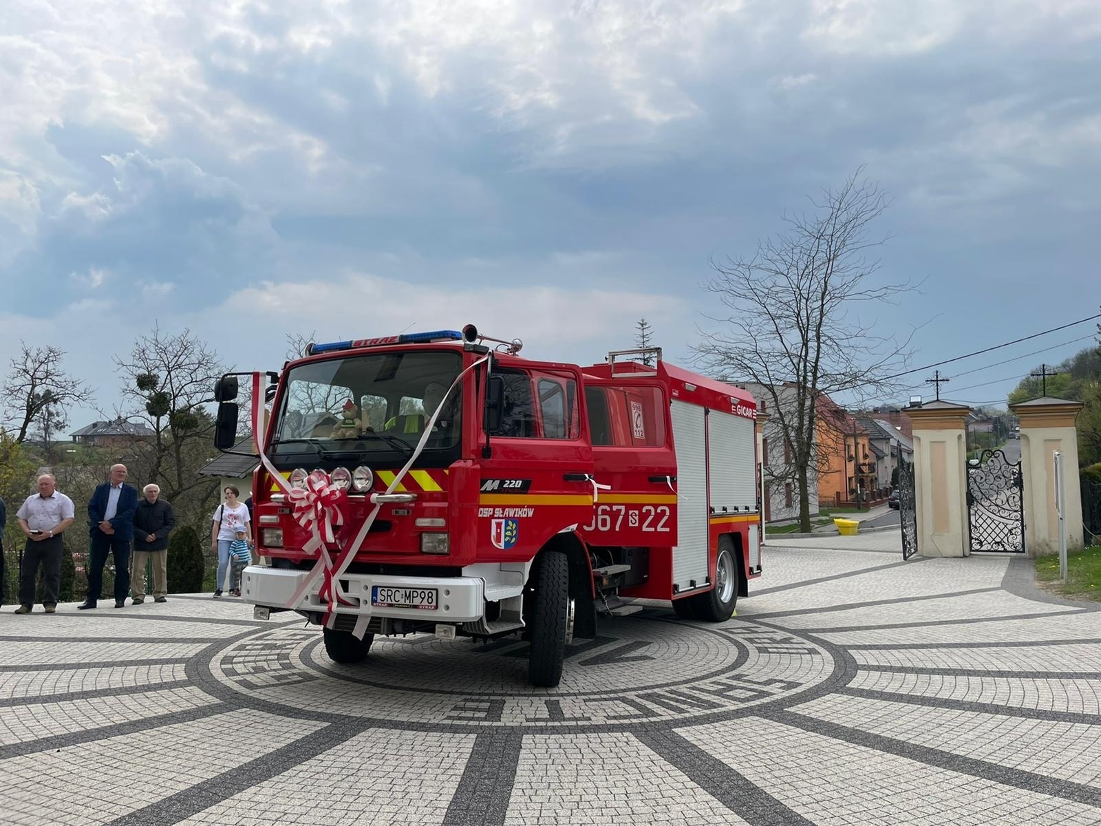 Zdjęcie w galerii na portalu naszraciborz.pl: Bogu na chwałę, bliźnim na ratunek. W Sławikowie poświęcono nowy wóz strażacki wiadomości z regionu