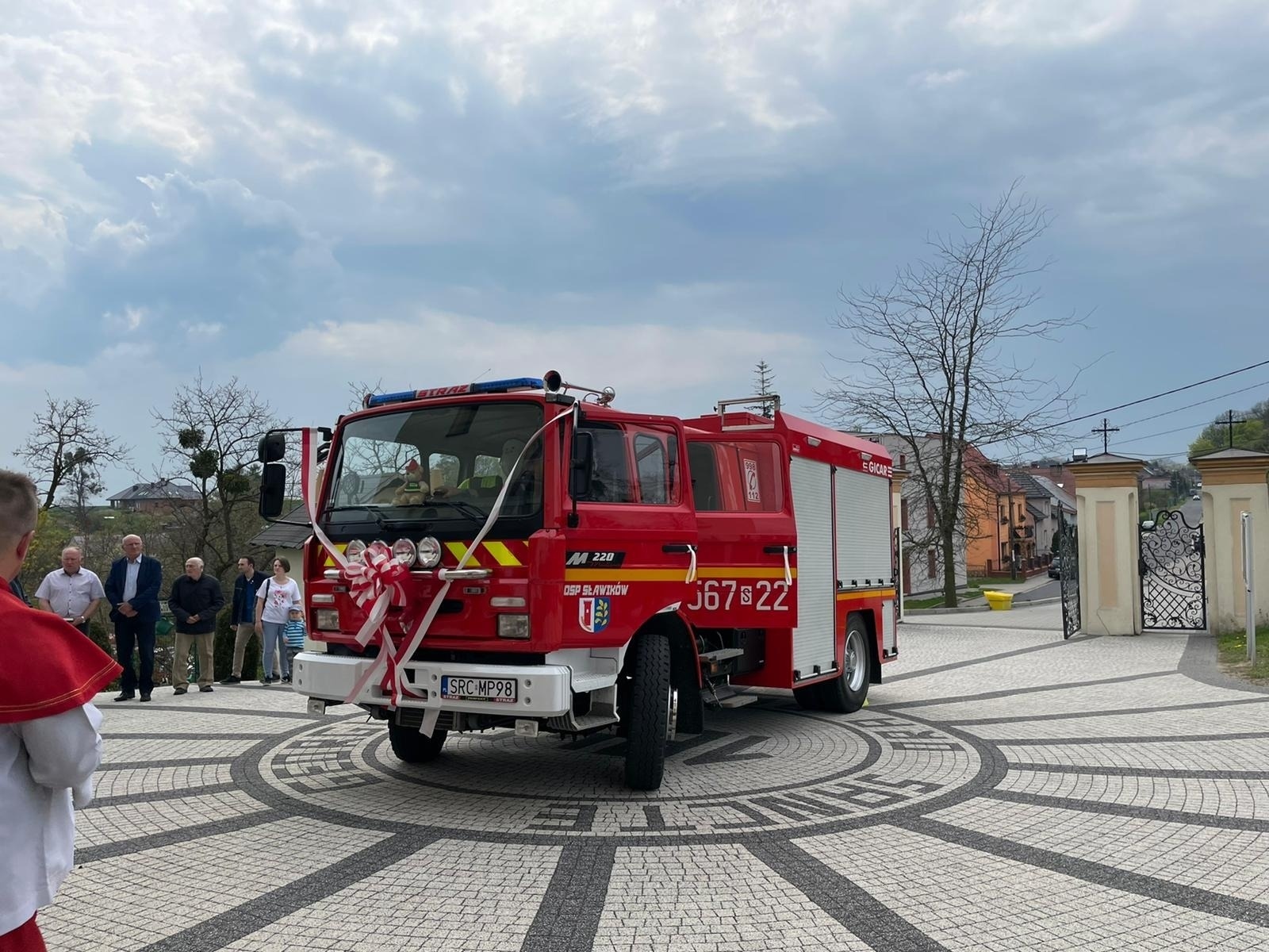 Zdjęcie w galerii na portalu naszraciborz.pl: Bogu na chwałę, bliźnim na ratunek. W Sławikowie poświęcono nowy wóz strażacki wiadomości z regionu