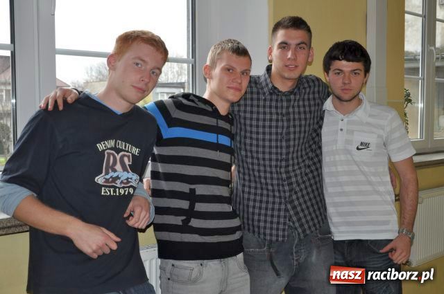 Zdjęcie w galerii na portalu naszraciborz.pl: Maturę próbną zaczęli od 