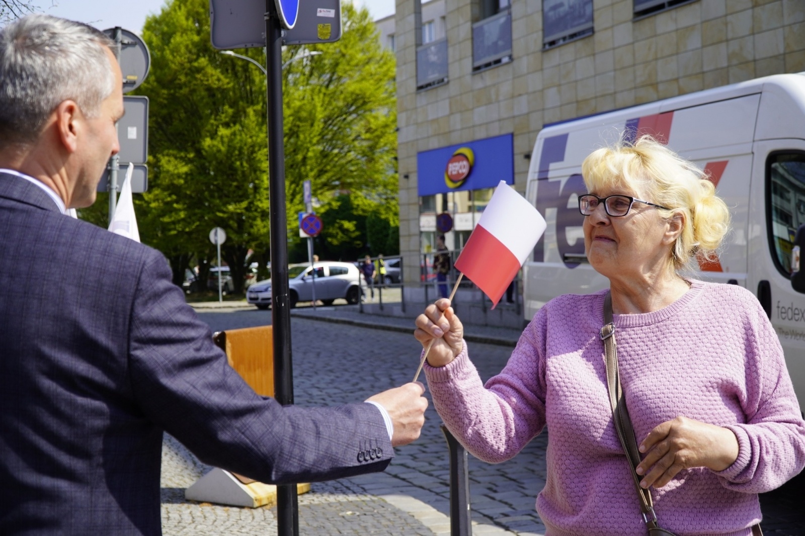 Zdjęcie w galerii na portalu naszraciborz.pl: Prezydent i raciborscy strzelcy rozdawali flagi wiadomości z regionu