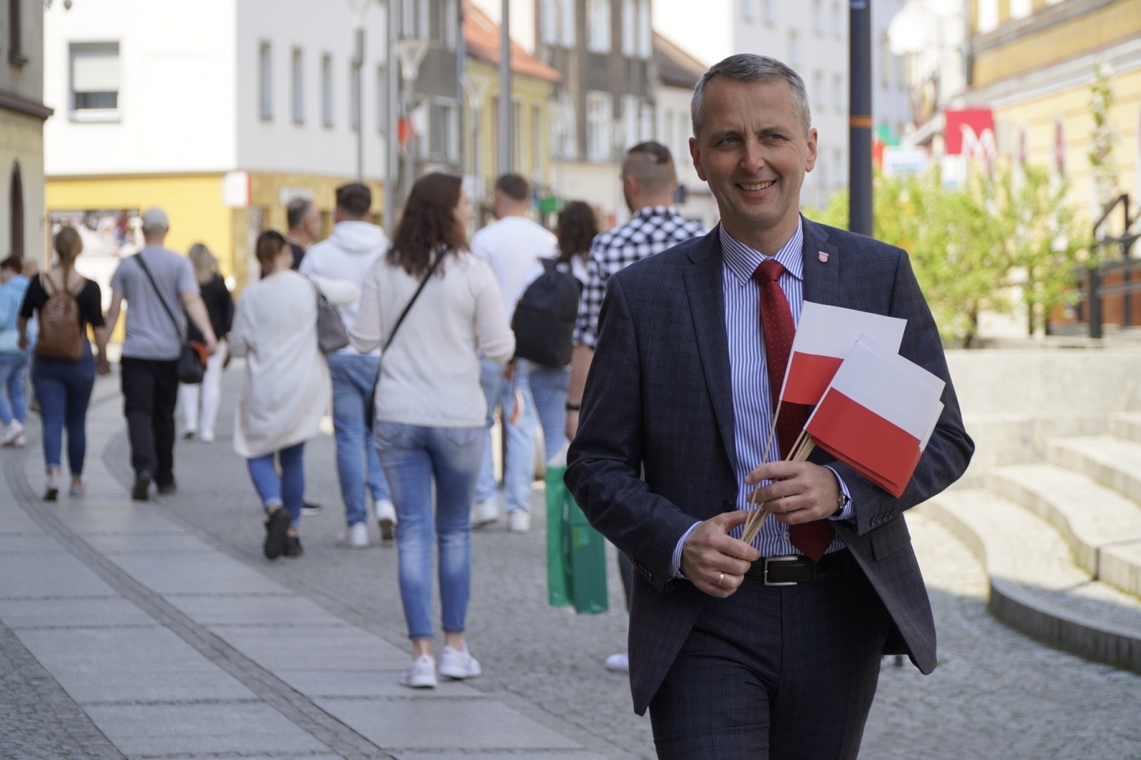 Zdjęcie w galerii na portalu naszraciborz.pl: Prezydent i raciborscy strzelcy rozdawali flagi wiadomości z regionu