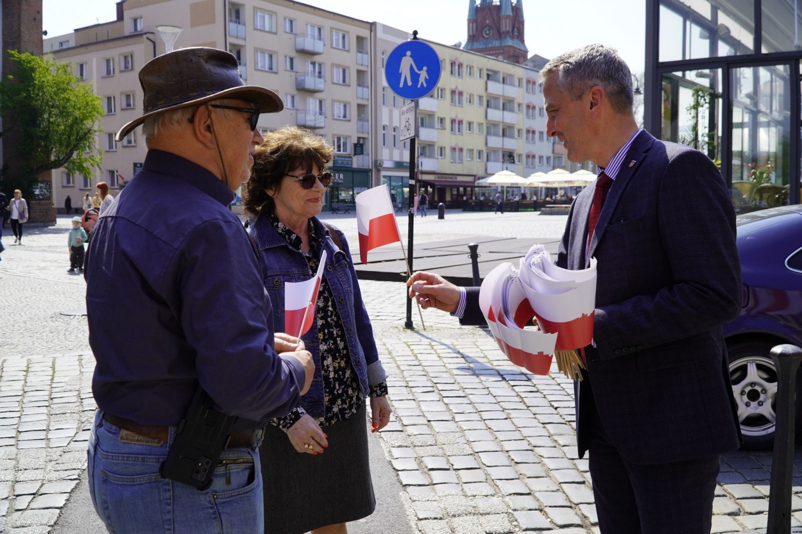 Zdjęcie w galerii na portalu naszraciborz.pl: Prezydent i raciborscy strzelcy rozdawali flagi wiadomości z regionu