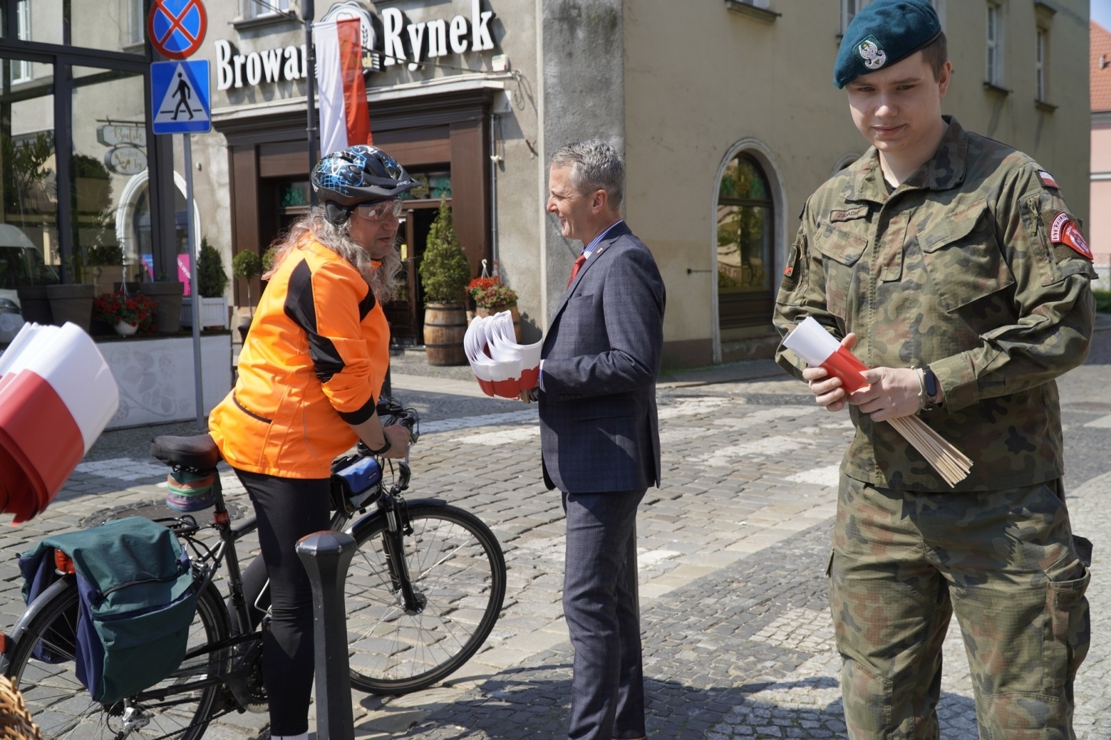Zdjęcie w galerii na portalu naszraciborz.pl: Prezydent i raciborscy strzelcy rozdawali flagi wiadomości z regionu