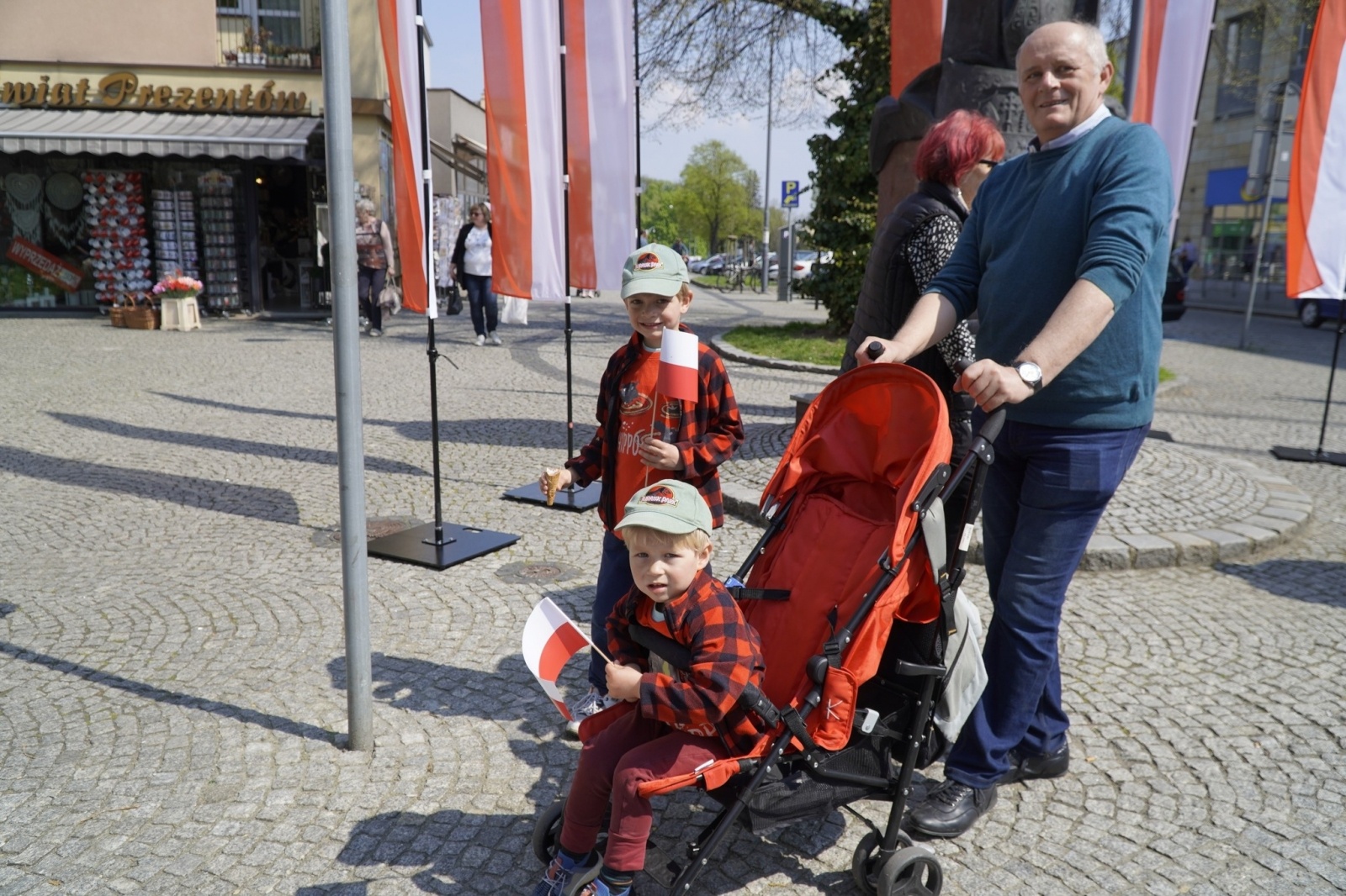 Zdjęcie w galerii na portalu naszraciborz.pl: Prezydent i raciborscy strzelcy rozdawali flagi wiadomości z regionu
