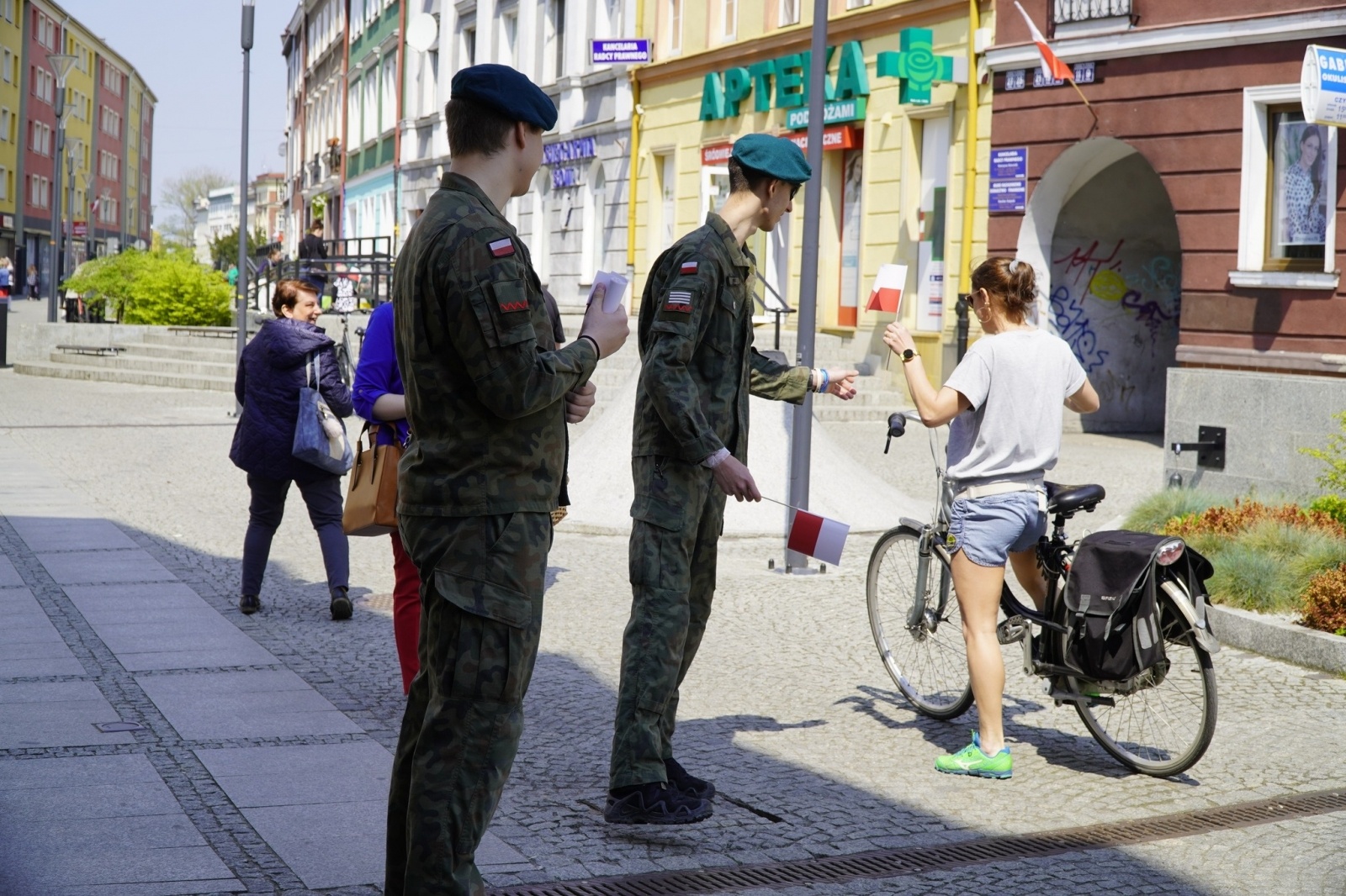 Zdjęcie w galerii na portalu naszraciborz.pl: Prezydent i raciborscy strzelcy rozdawali flagi wiadomości z regionu