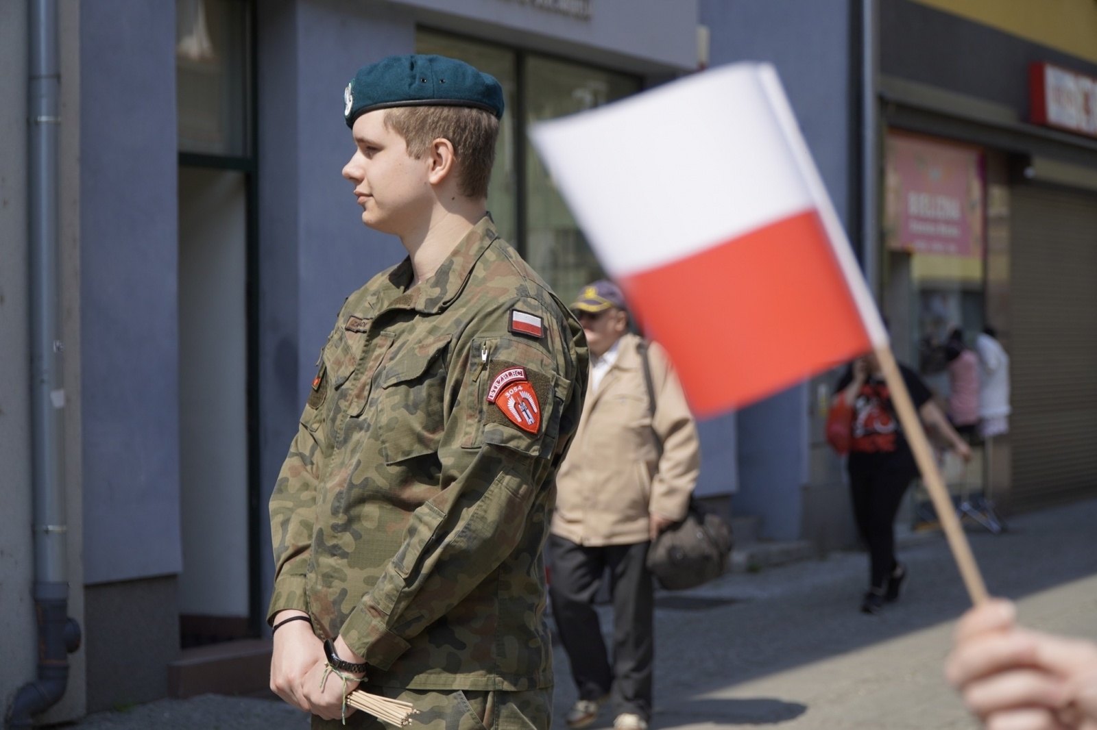 Zdjęcie w galerii na portalu naszraciborz.pl: Prezydent i raciborscy strzelcy rozdawali flagi wiadomości z regionu