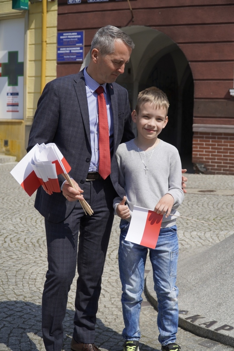Zdjęcie w galerii na portalu naszraciborz.pl: Prezydent i raciborscy strzelcy rozdawali flagi wiadomości z regionu