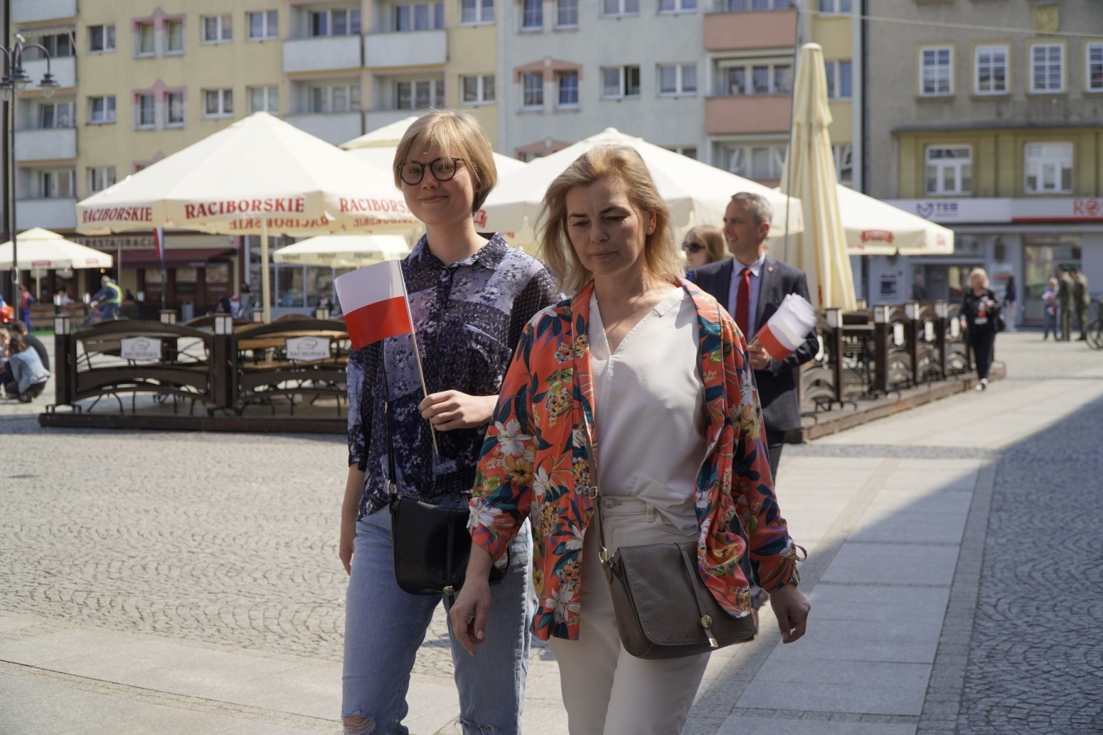 Zdjęcie w galerii na portalu naszraciborz.pl: Prezydent i raciborscy strzelcy rozdawali flagi wiadomości z regionu
