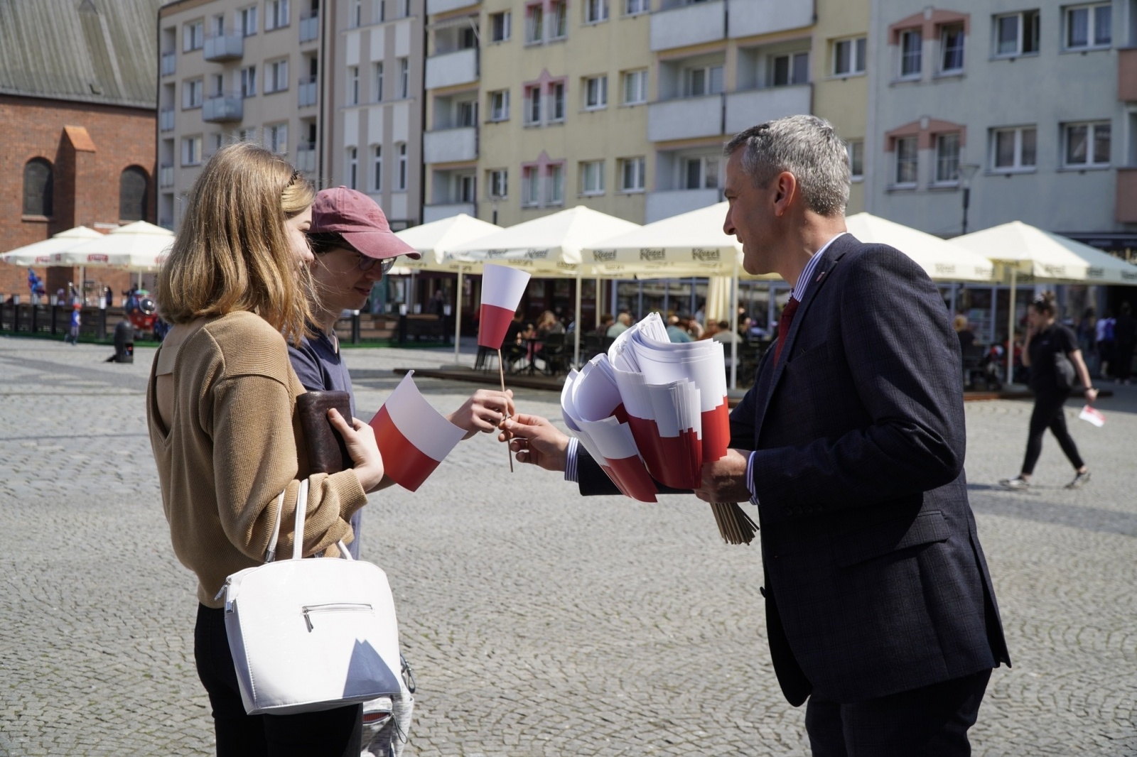 Zdjęcie w galerii na portalu naszraciborz.pl: Prezydent i raciborscy strzelcy rozdawali flagi wiadomości z regionu