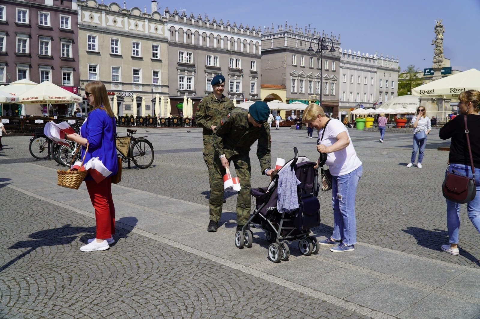 Zdjęcie w galerii na portalu naszraciborz.pl: Prezydent i raciborscy strzelcy rozdawali flagi wiadomości z regionu