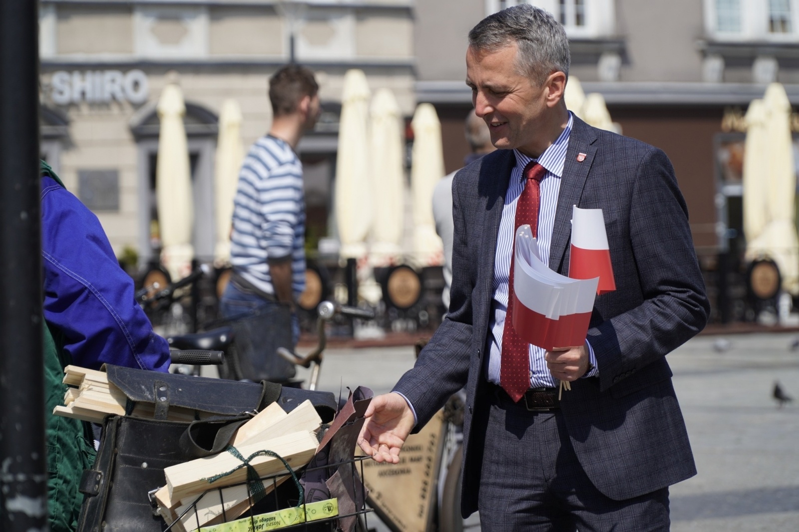 Zdjęcie w galerii na portalu naszraciborz.pl: Prezydent i raciborscy strzelcy rozdawali flagi wiadomości z regionu