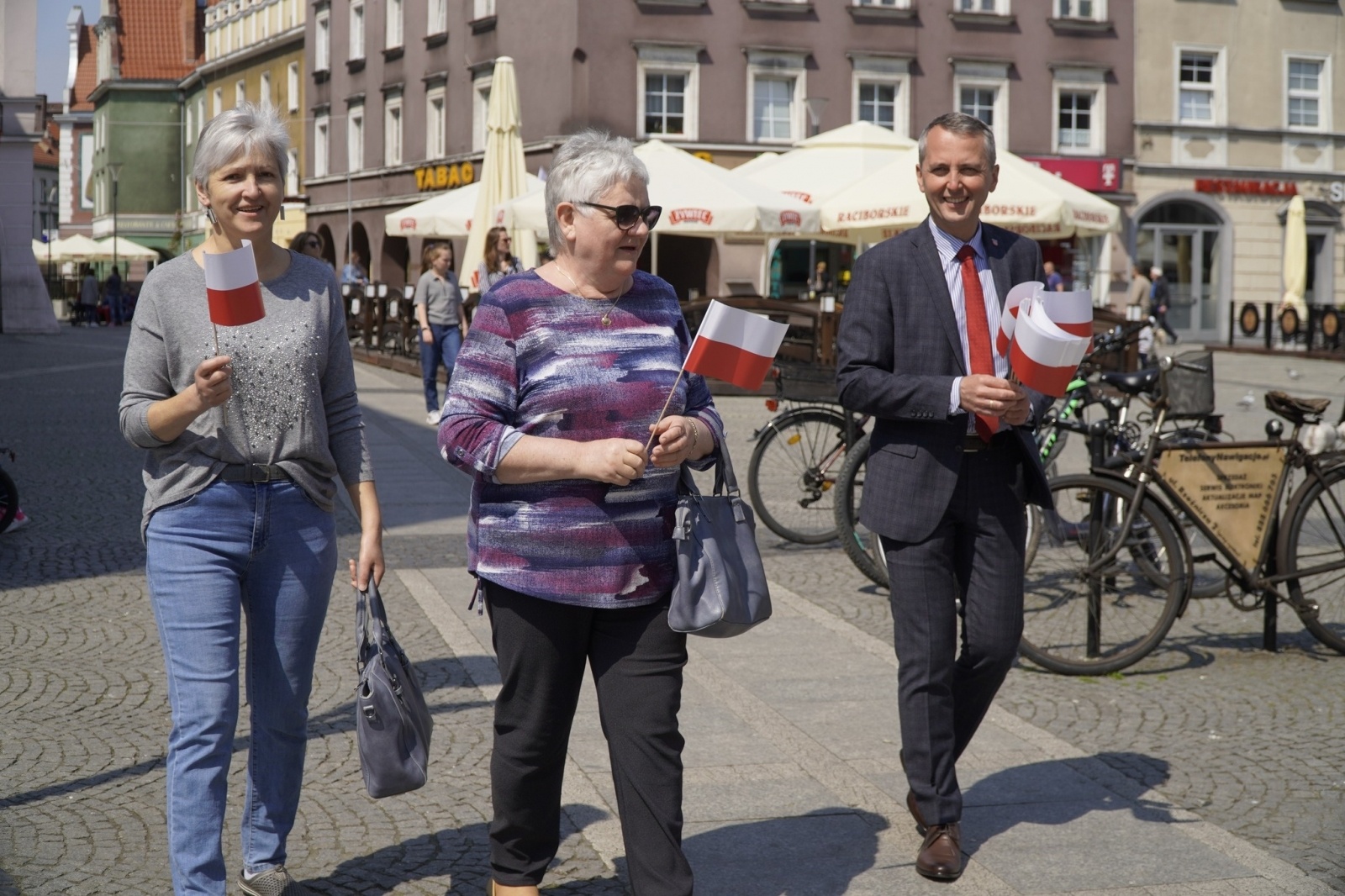 Zdjęcie w galerii na portalu naszraciborz.pl: Prezydent i raciborscy strzelcy rozdawali flagi wiadomości z regionu