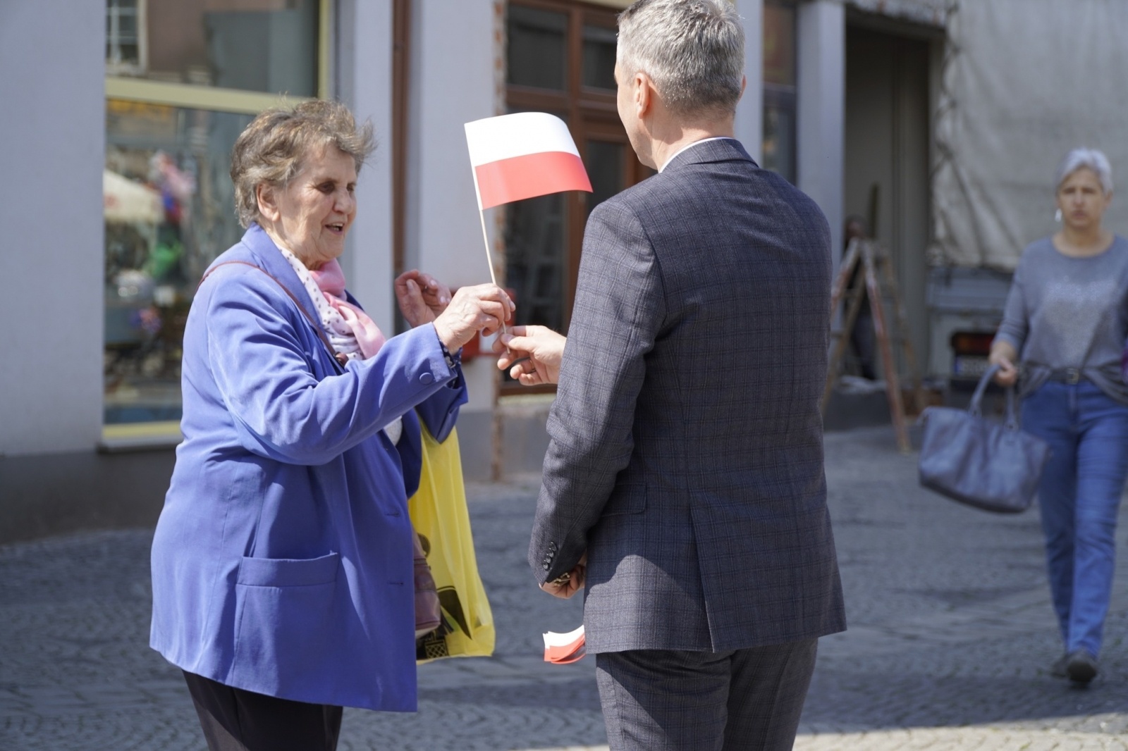 Zdjęcie w galerii na portalu naszraciborz.pl: Prezydent i raciborscy strzelcy rozdawali flagi wiadomości z regionu