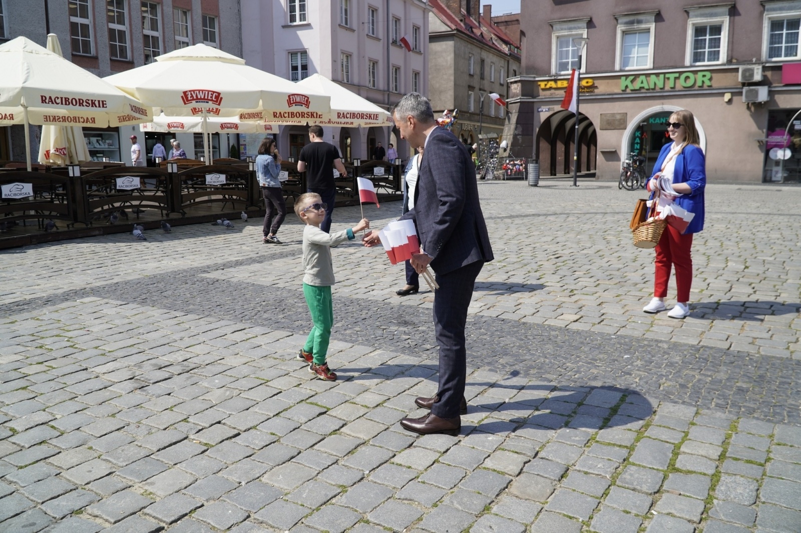Zdjęcie w galerii na portalu naszraciborz.pl: Prezydent i raciborscy strzelcy rozdawali flagi wiadomości z regionu
