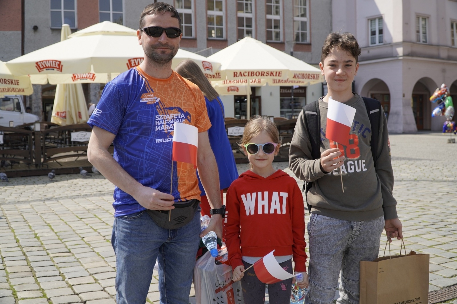 Zdjęcie w galerii na portalu naszraciborz.pl: Prezydent i raciborscy strzelcy rozdawali flagi wiadomości z regionu