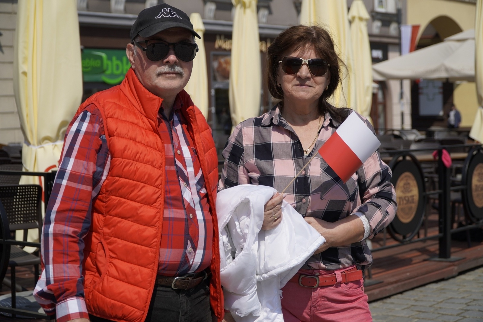 Zdjęcie w galerii na portalu naszraciborz.pl: Prezydent i raciborscy strzelcy rozdawali flagi wiadomości z regionu
