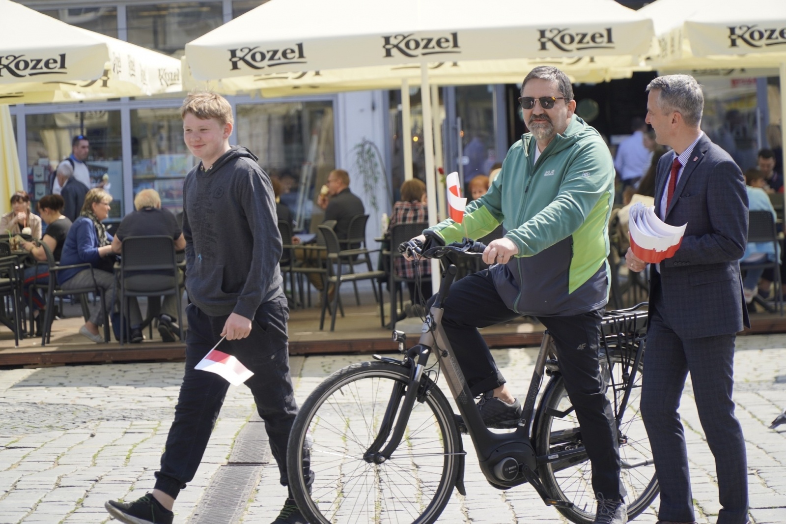Zdjęcie w galerii na portalu naszraciborz.pl: Prezydent i raciborscy strzelcy rozdawali flagi wiadomości z regionu