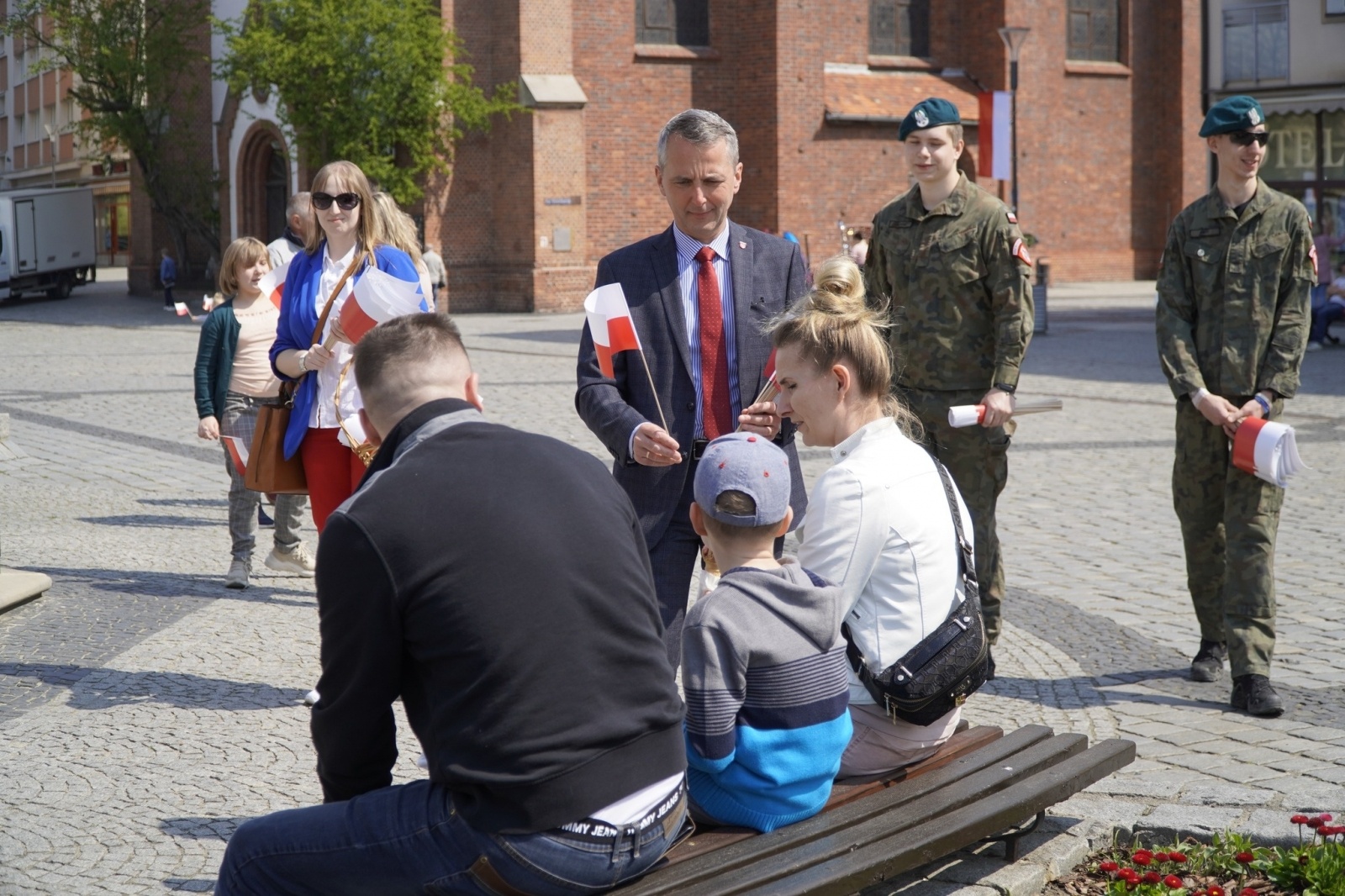 Zdjęcie w galerii na portalu naszraciborz.pl: Prezydent i raciborscy strzelcy rozdawali flagi wiadomości z regionu