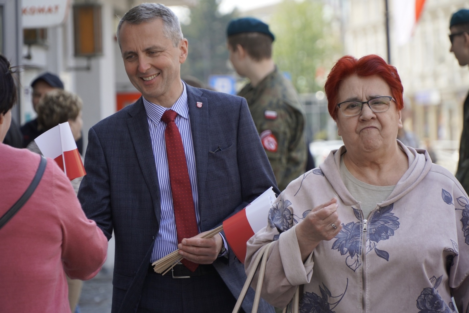 Zdjęcie w galerii na portalu naszraciborz.pl: Prezydent i raciborscy strzelcy rozdawali flagi wiadomości z regionu