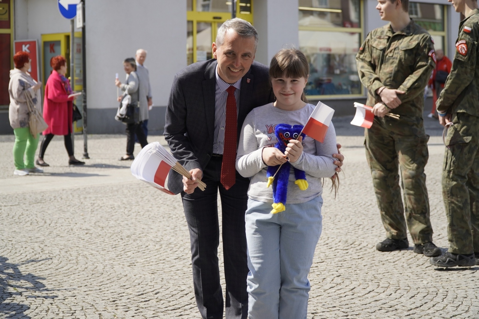 Zdjęcie w galerii na portalu naszraciborz.pl: Prezydent i raciborscy strzelcy rozdawali flagi wiadomości z regionu