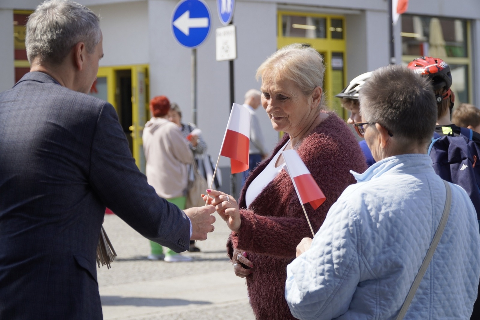 Zdjęcie w galerii na portalu naszraciborz.pl: Prezydent i raciborscy strzelcy rozdawali flagi wiadomości z regionu