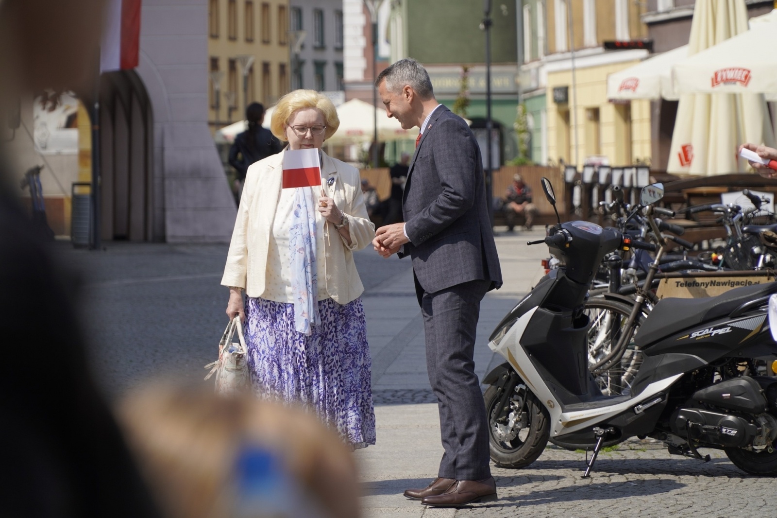 Zdjęcie w galerii na portalu naszraciborz.pl: Prezydent i raciborscy strzelcy rozdawali flagi wiadomości z regionu